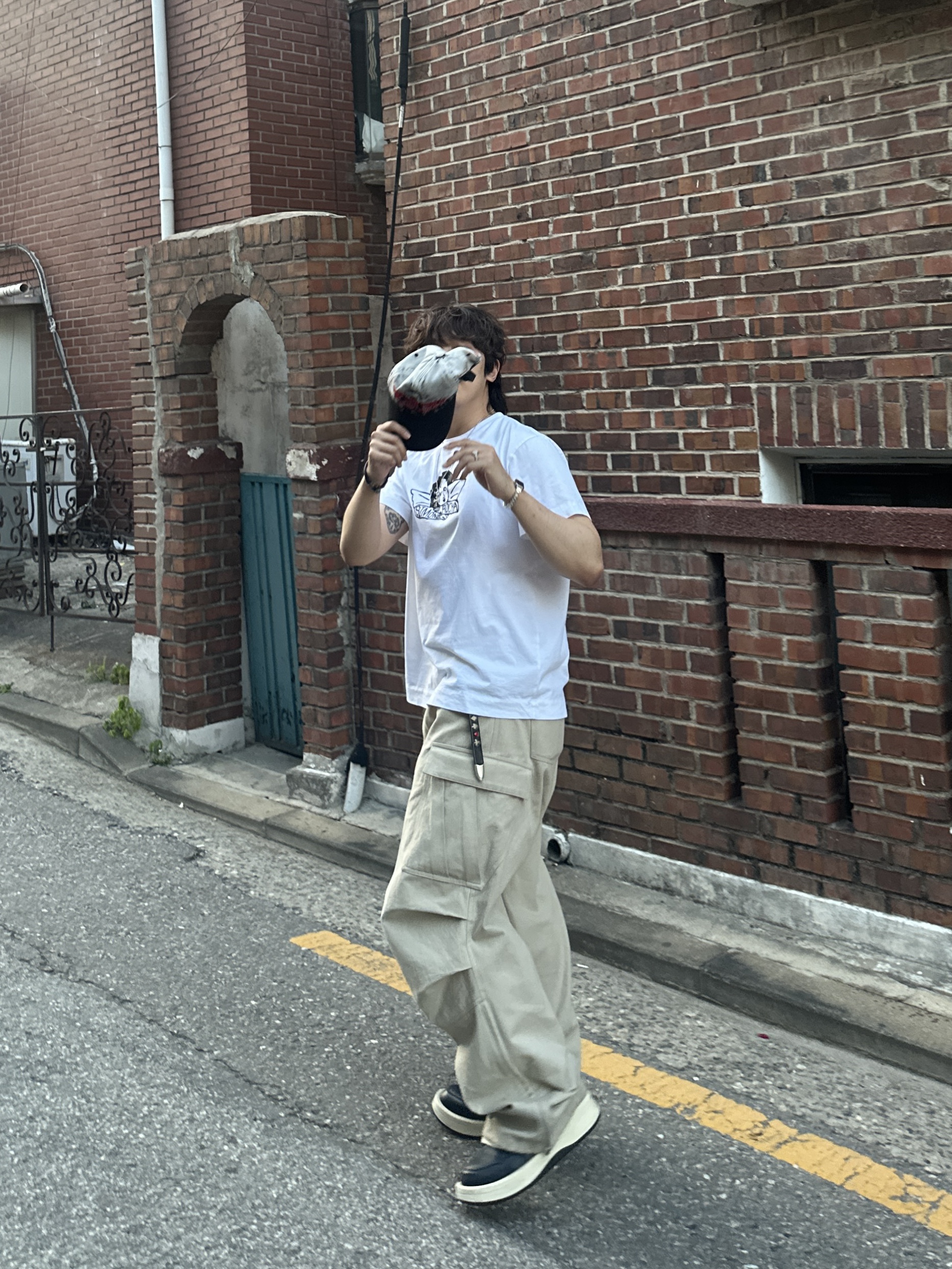Simone Rocha Graphic Project Short Sleeve Aangel T-Shirt White, Nonnod Side Zip Cargo Pants Beige 착용 스타일 - 1