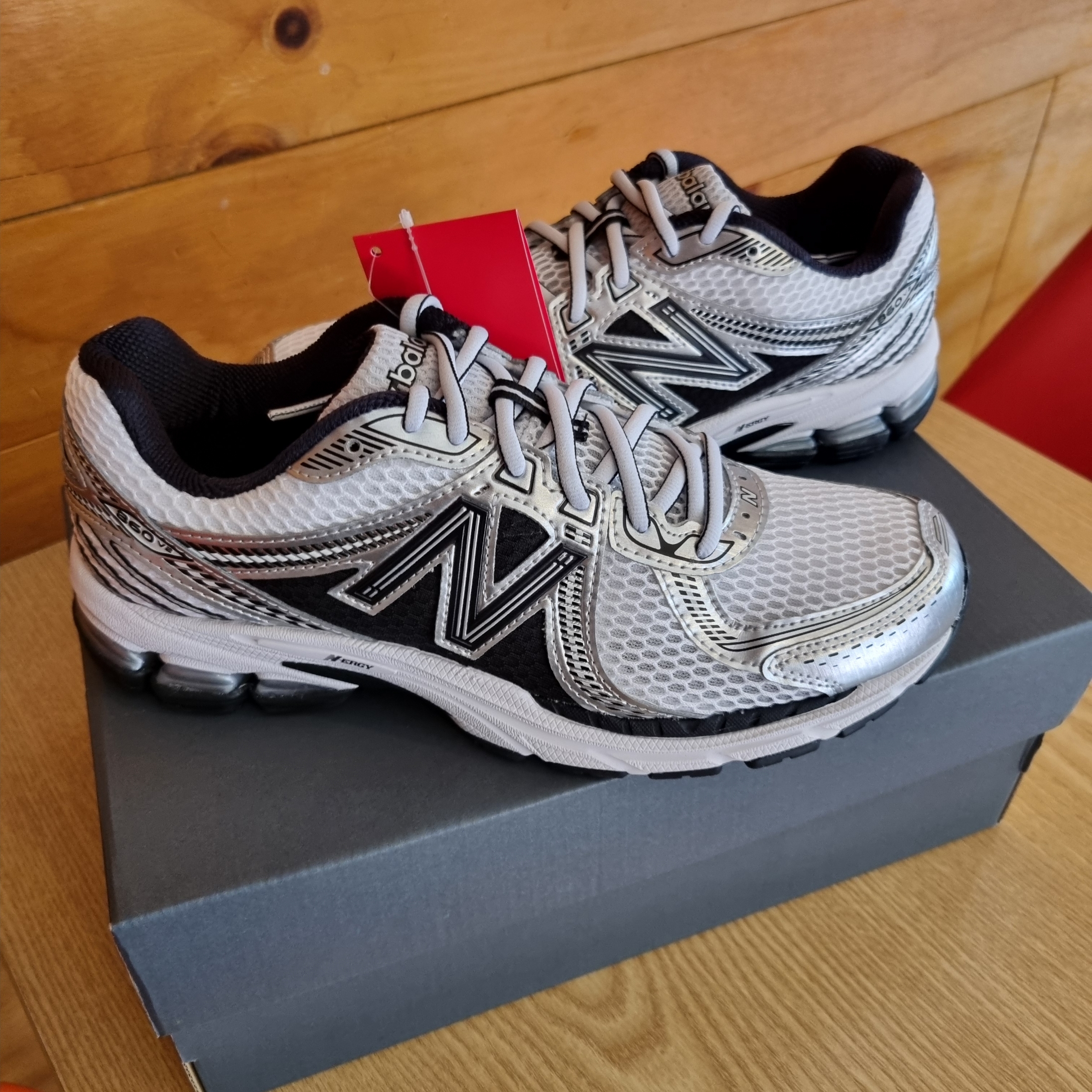 New Balance 860v2 White Black, (W) Jordan 1 x Travis Scott Retro Low OG SP Canary 착용 스타일 - 1