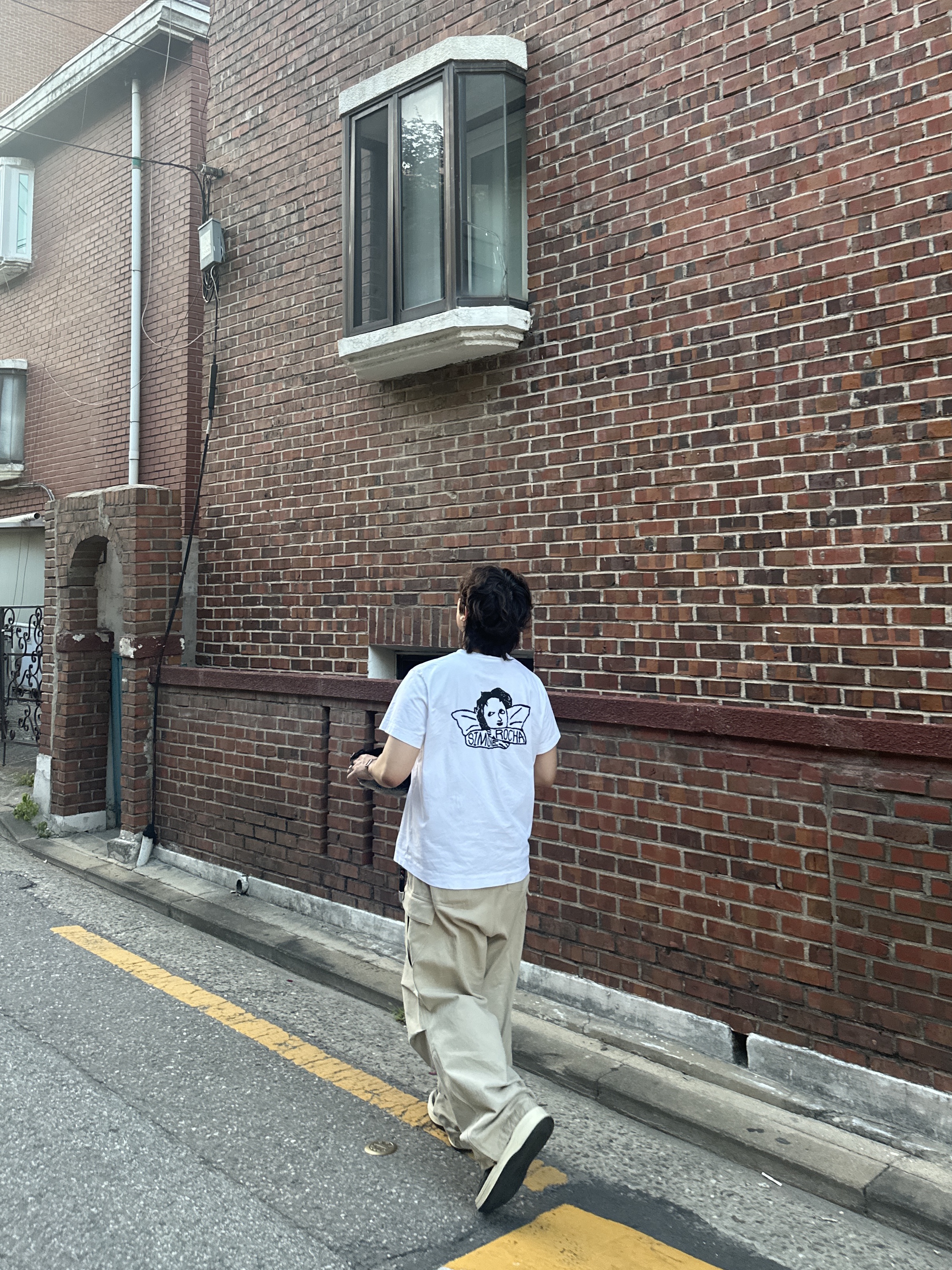 Simone Rocha Graphic Project Short Sleeve Aangel T-Shirt White, Nonnod Side Zip Cargo Pants Beige 착용 스타일 - 2