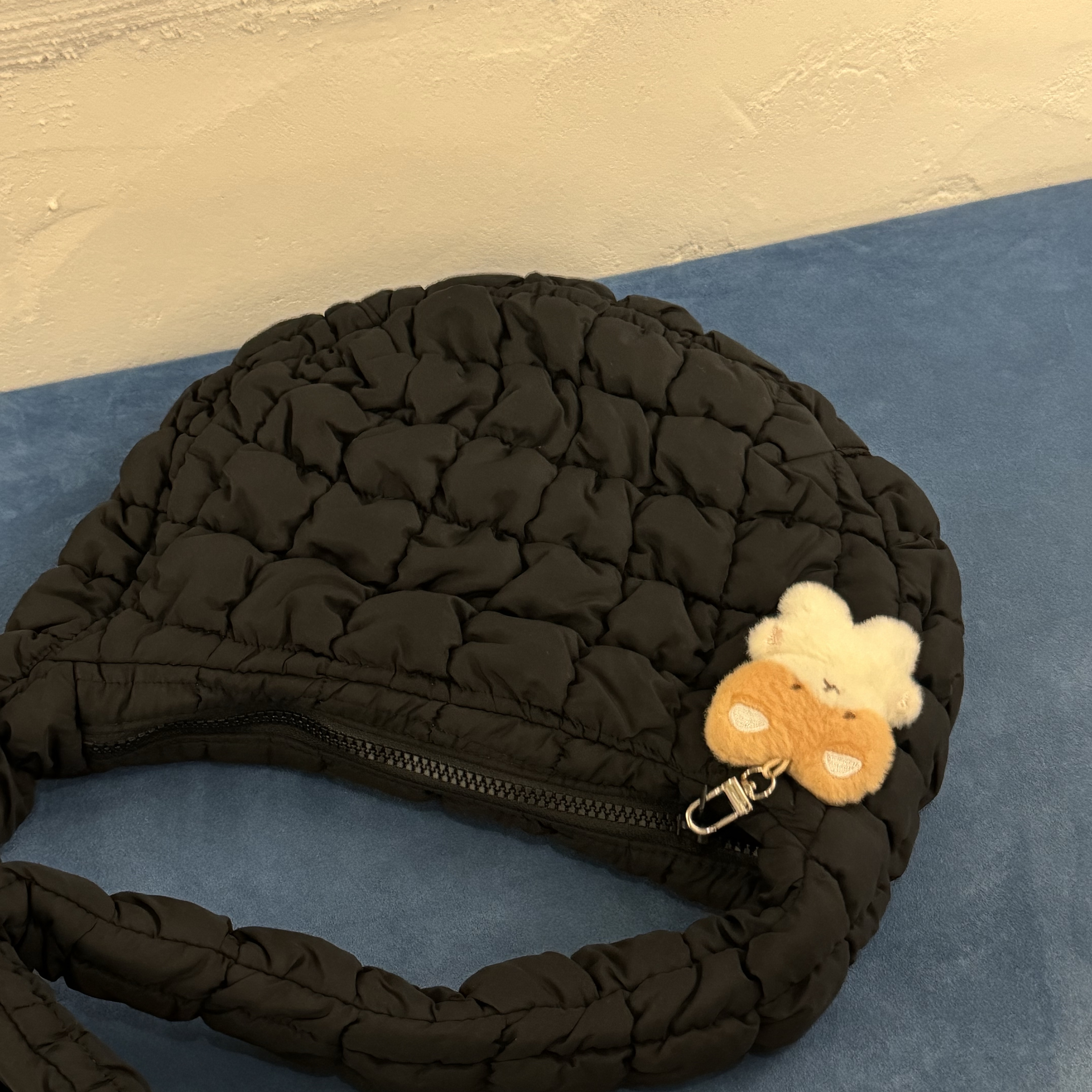 COS Quilted Messenger Bag Black 착용 스타일 - 1