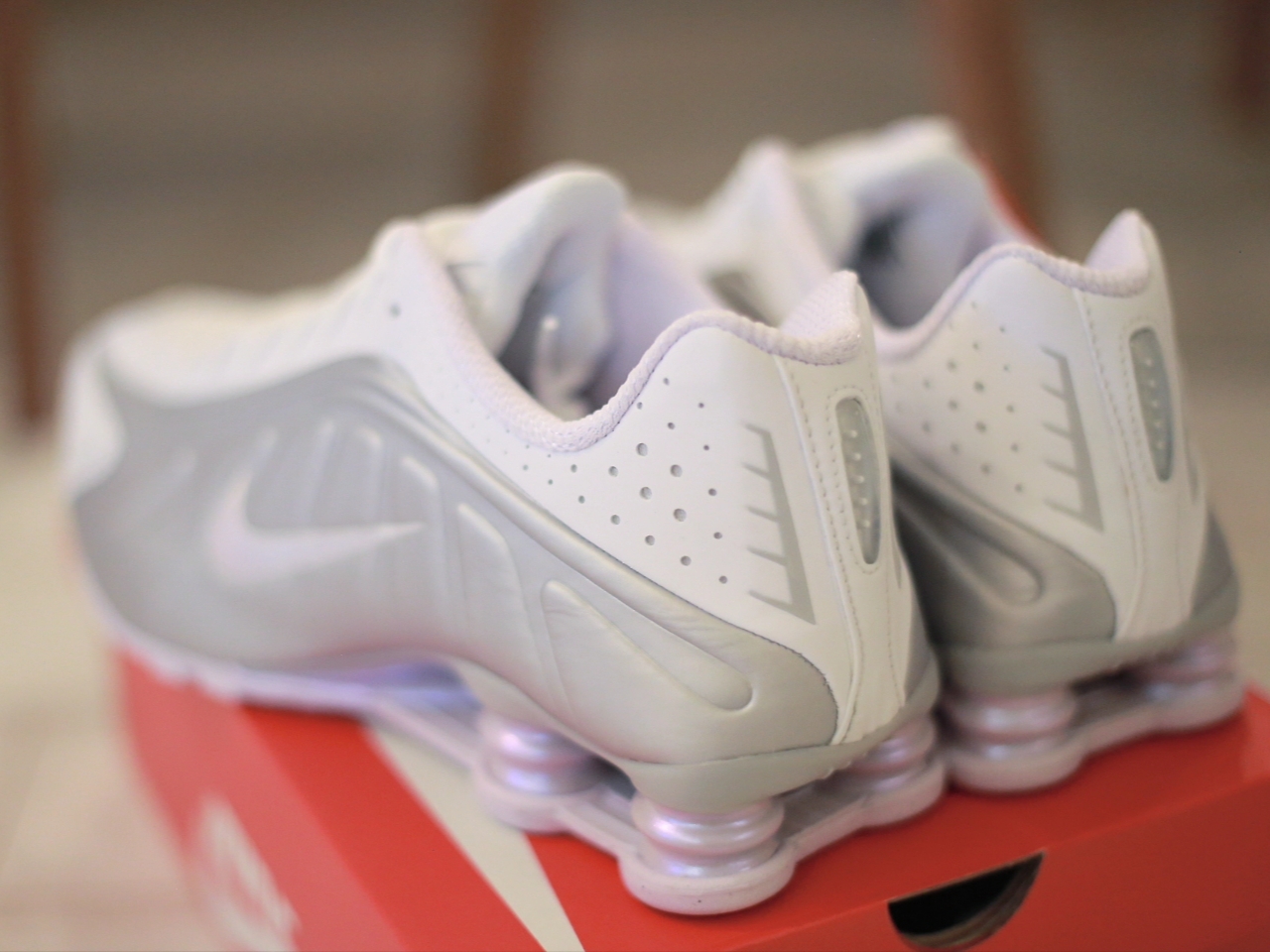 (W) Nike Shox R4 White and Metallic Platinum 착용 스타일 - 3