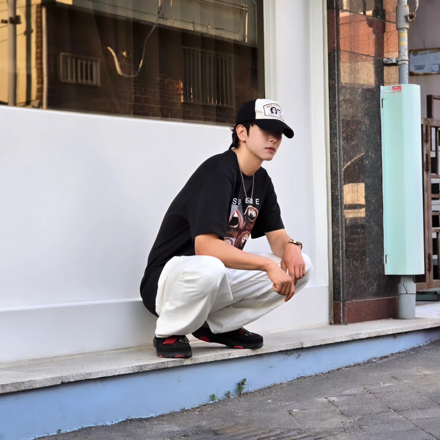 Supreme Rowlf T-Shirt Black - 24SS, Crocs x Staple Classic All Terrain Clog Black 착용 스타일 - 5