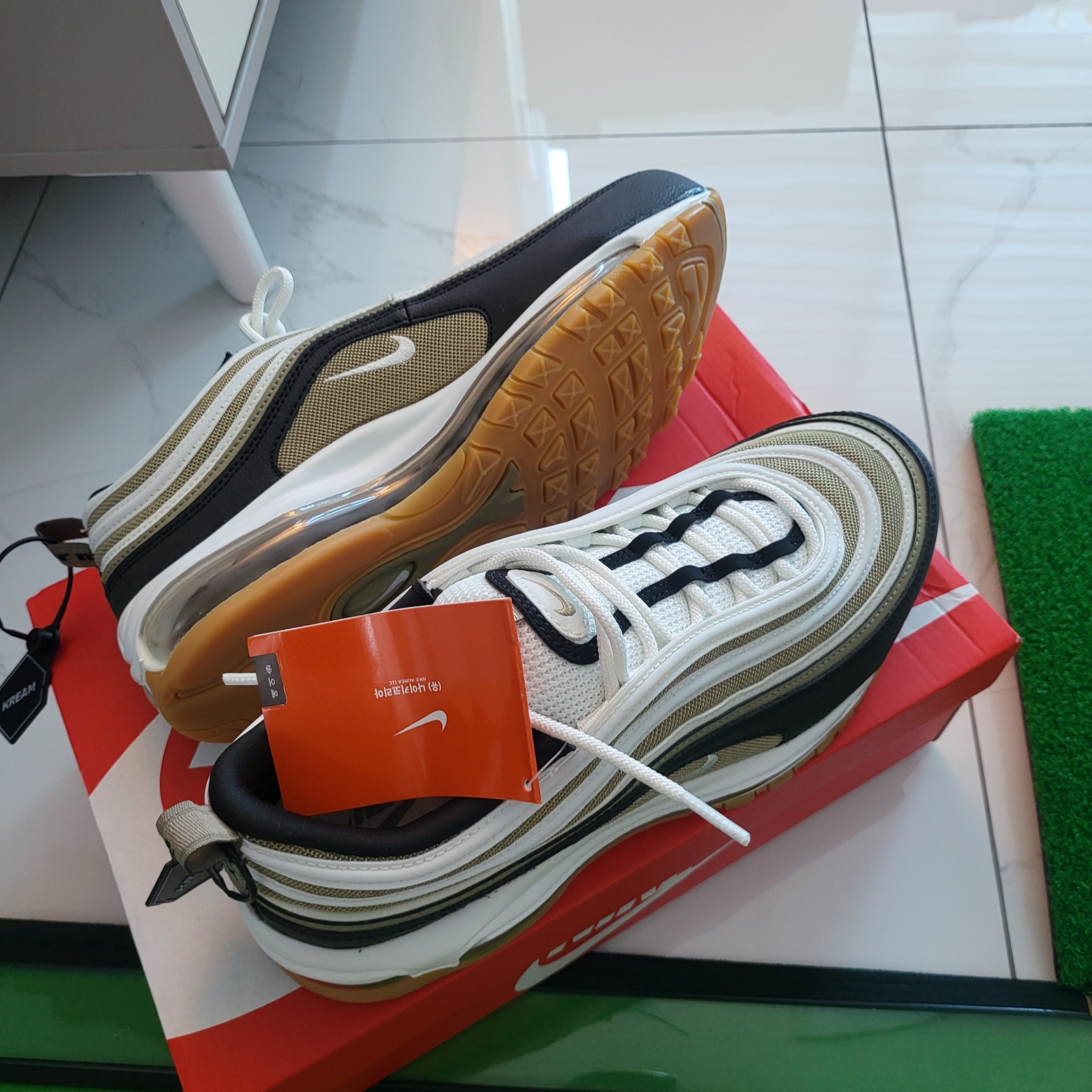 Nike Air Max 97 Neutral Olive Summit White 착용 스타일 - 4
