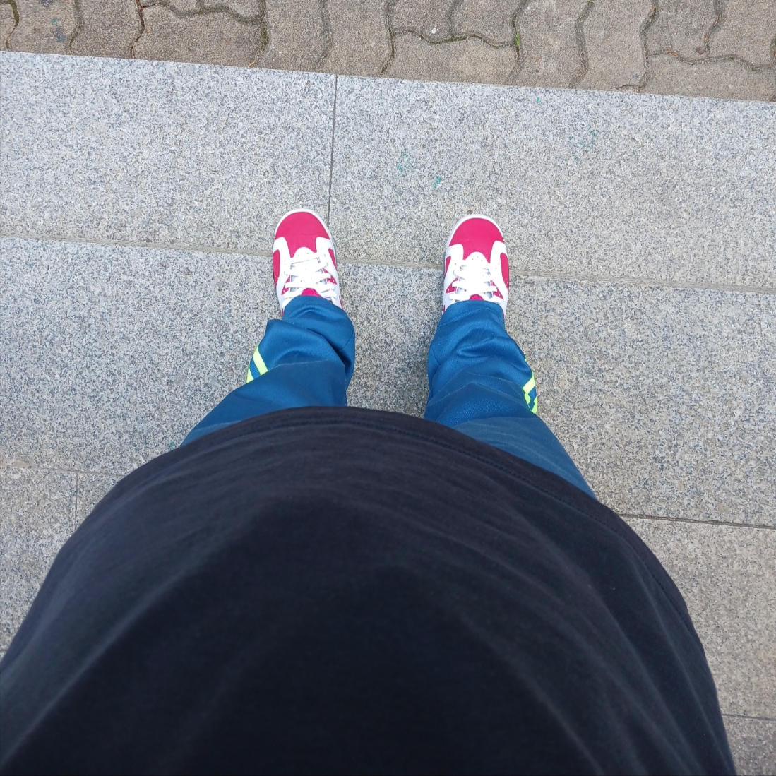 Jordan 1 Retro Low OG Black Toe, Nike x Drake Nocta Cardinal Stock Essential T-Shirt Navy - Asia 착용 스타일 - 2