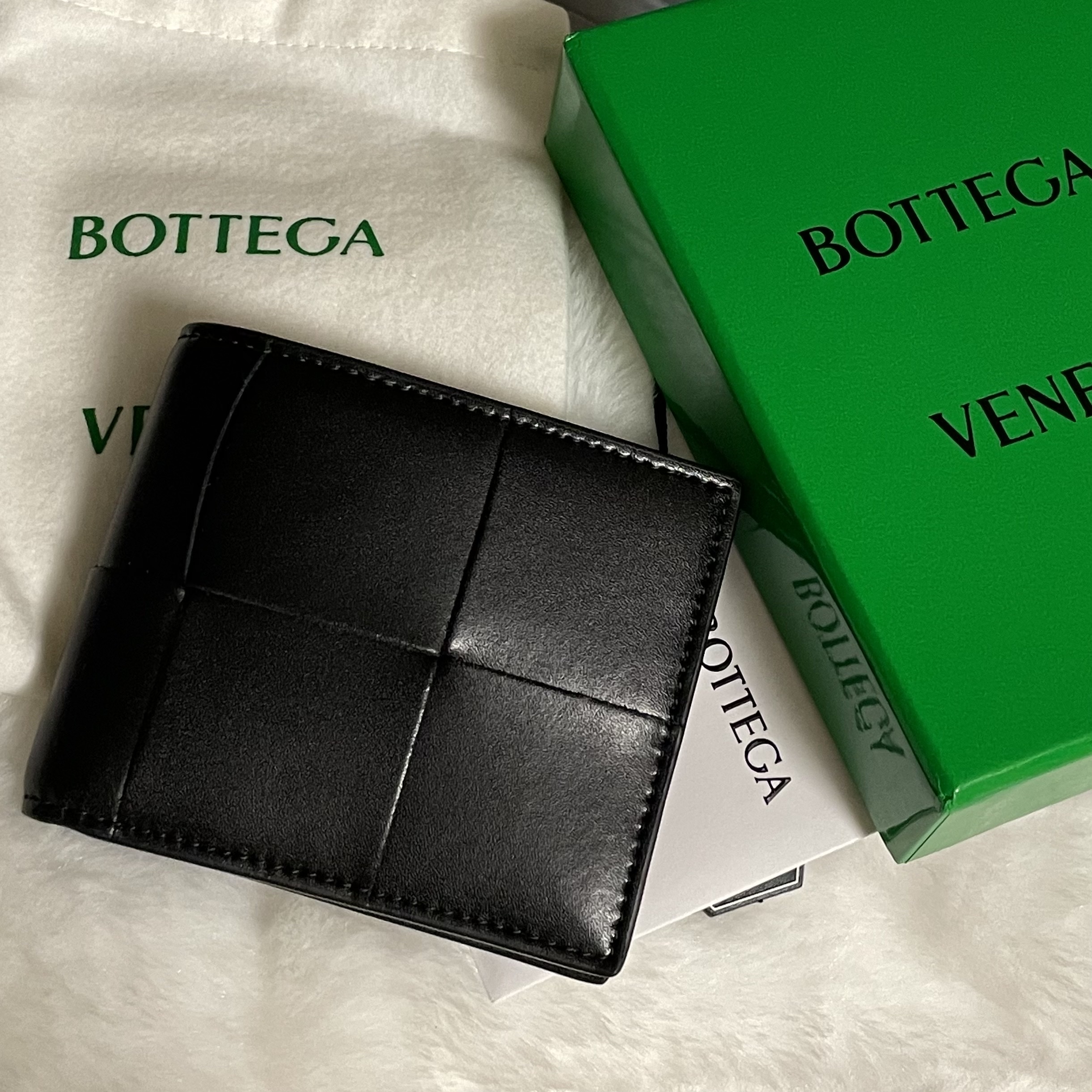 Bottega Veneta Bi-Fold Wallet Black 착용 스타일