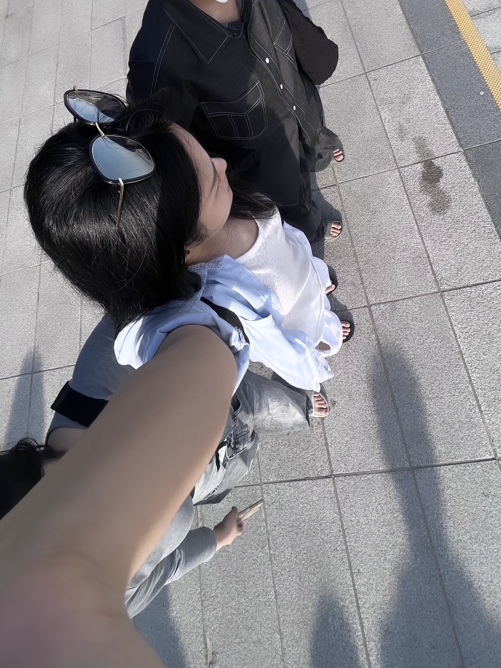 젠틀 몬스터 다이엔 032 골드 블랙, (W) 토리버치 클래식 플립 플랍 퍼펙트 블랙 착용 스타일 - 1