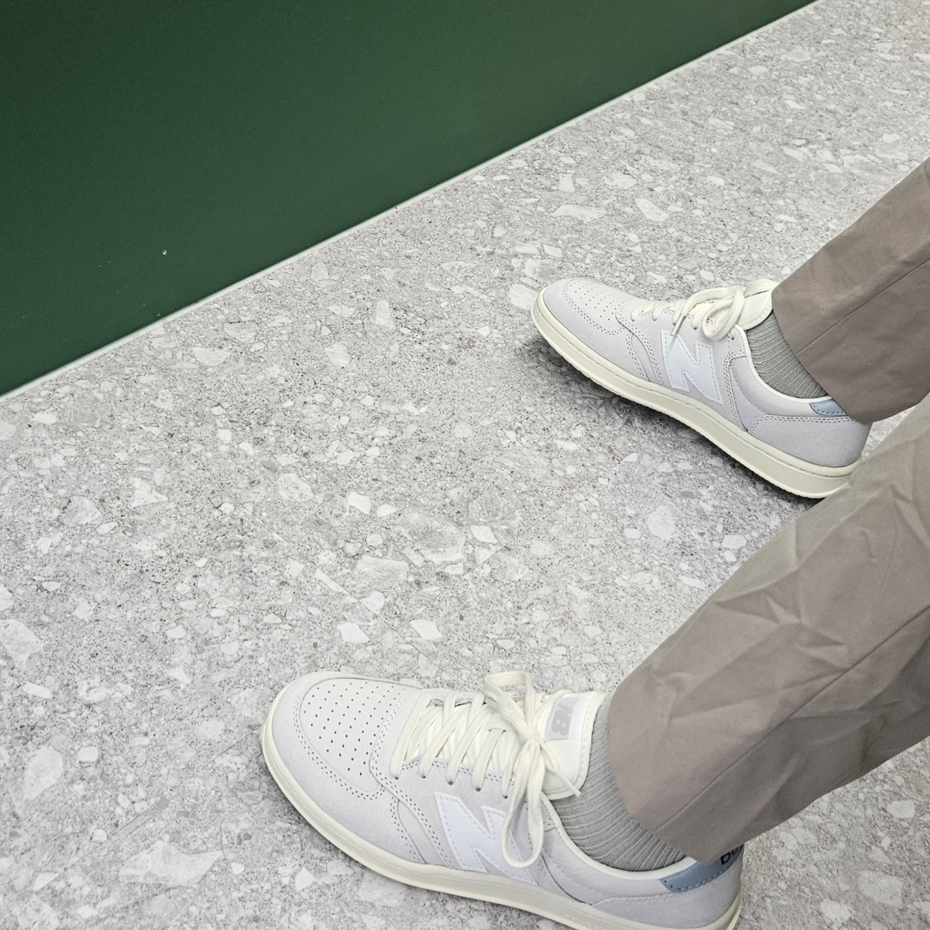 New Balance T500 Reflection Light Arctic Grey 착용 스타일