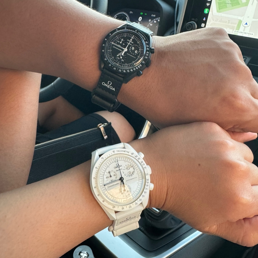 Swatch x Omega x Snoopy Bioceramic Moonswatch Mission To The Moonphase New Moon, Swatch x Omega x Snoopy Bioceramic Moonswatch Mission To The Moonphase Full Moon 착용 스타일