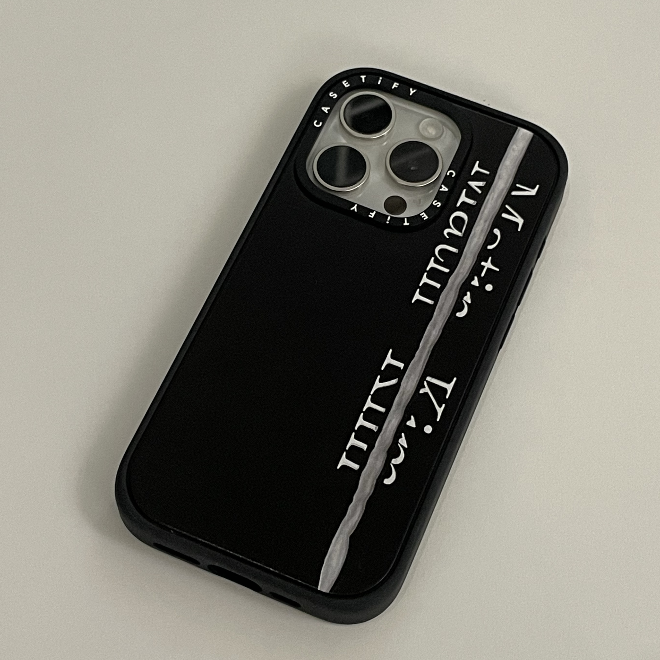 Casetify x Matin Kim iPhone Black Logo Magsafe Impact Case Matte Black 착용 스타일 - 1