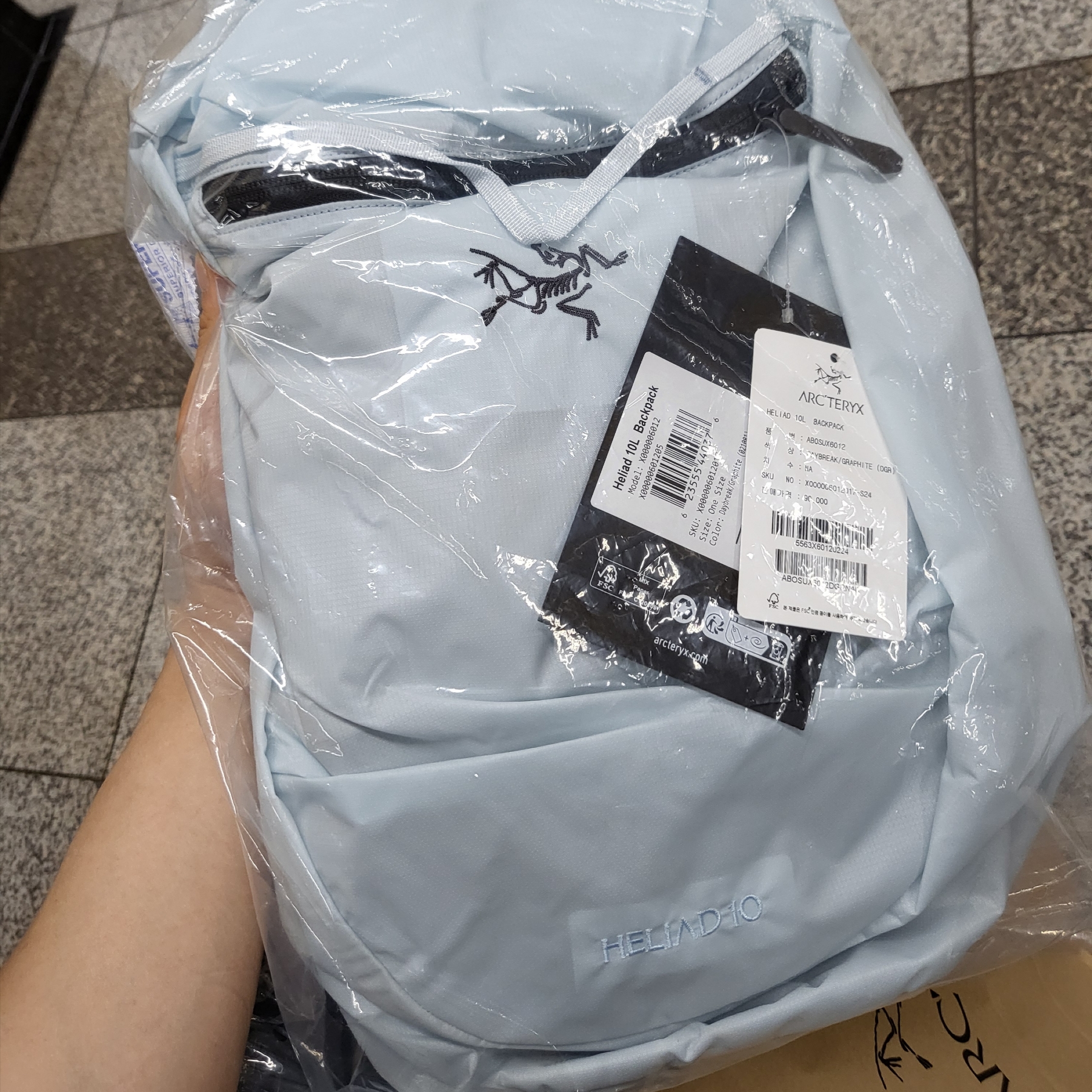 Arc'teryx Heliad 10 Backpack Daybreak Graphite 착용 스타일