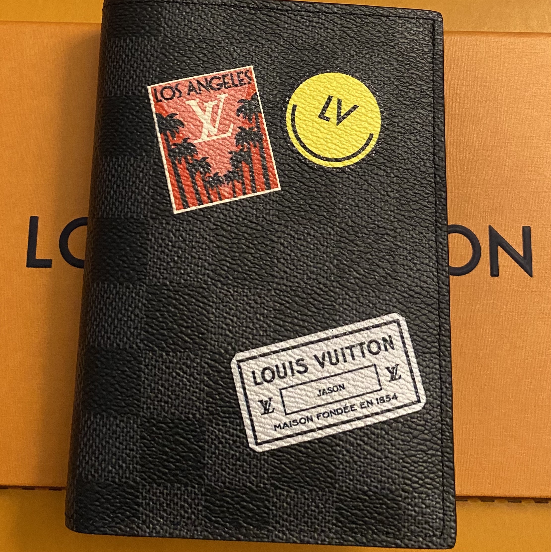 Louis Vuitton Passport Cover Damier Graphite 착용 스타일