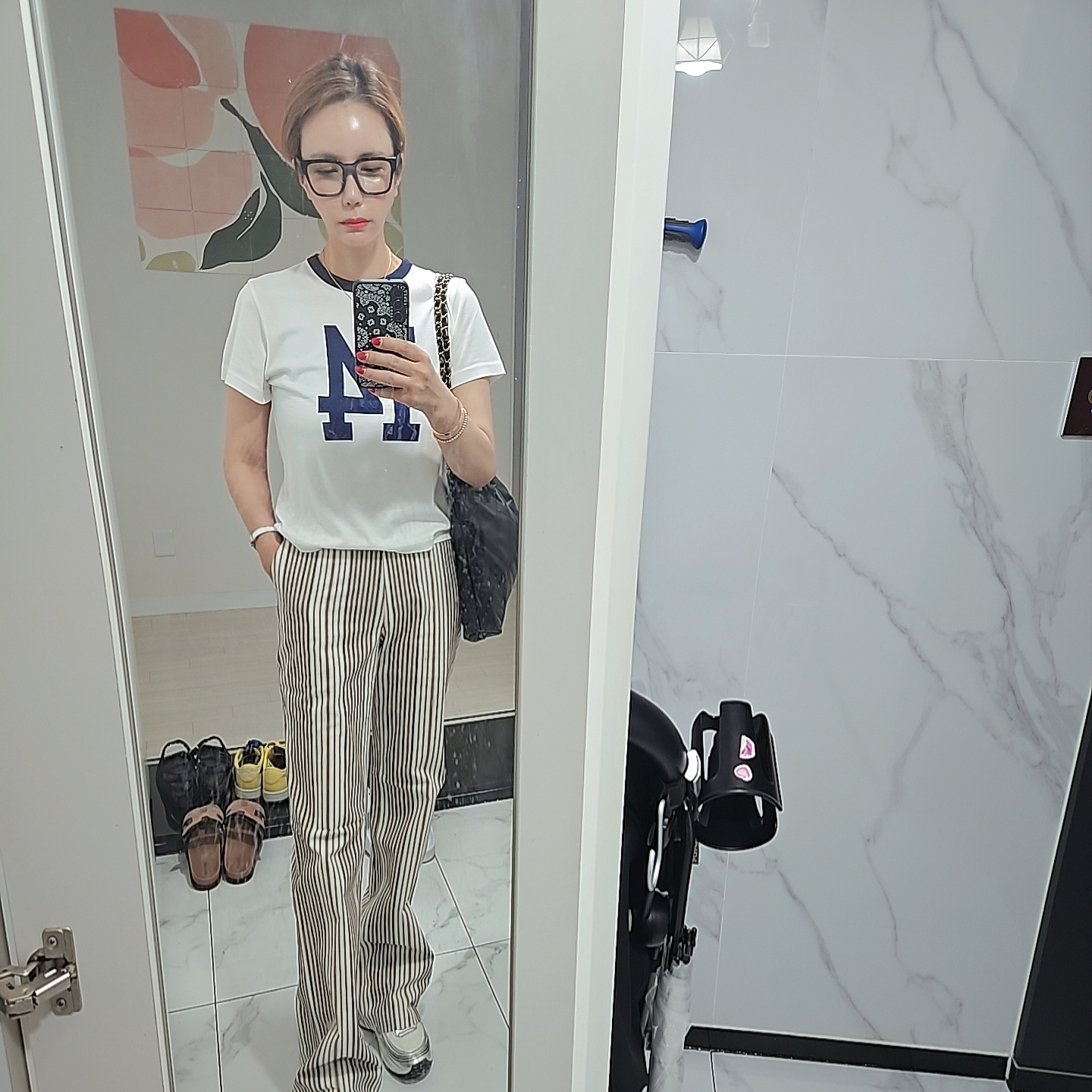 (W) Chanel Sneakers Fabric Laminated & White Silver, Chanel 22 Small Handbag Shiny Calfskin & Gold Black 착용 스타일 - 2