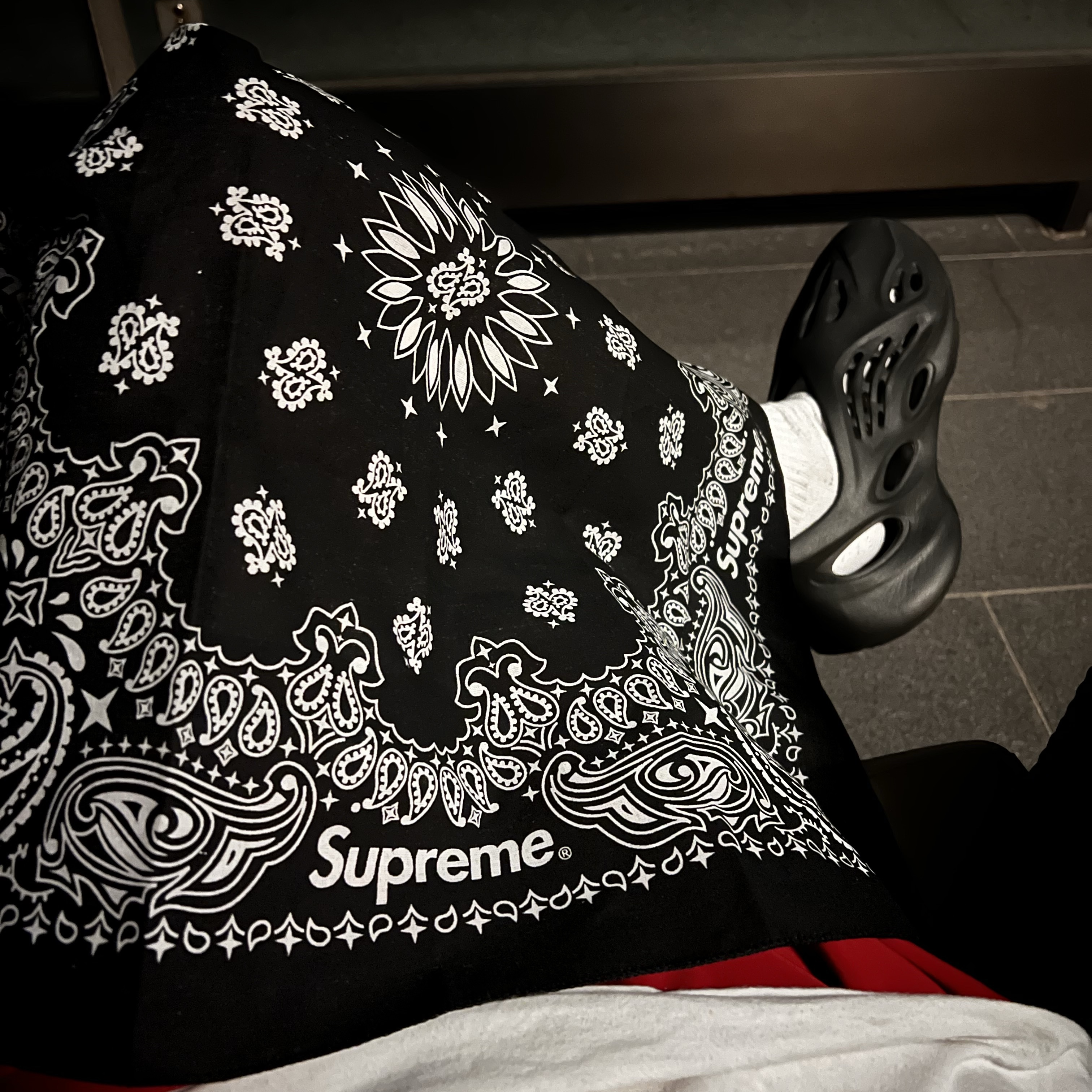 Supreme Hav-A-Hank Bandanas Multicolor (Set of 3) - 24SS, Adidas Yeezy Foam RNNR Onyx 착용 스타일