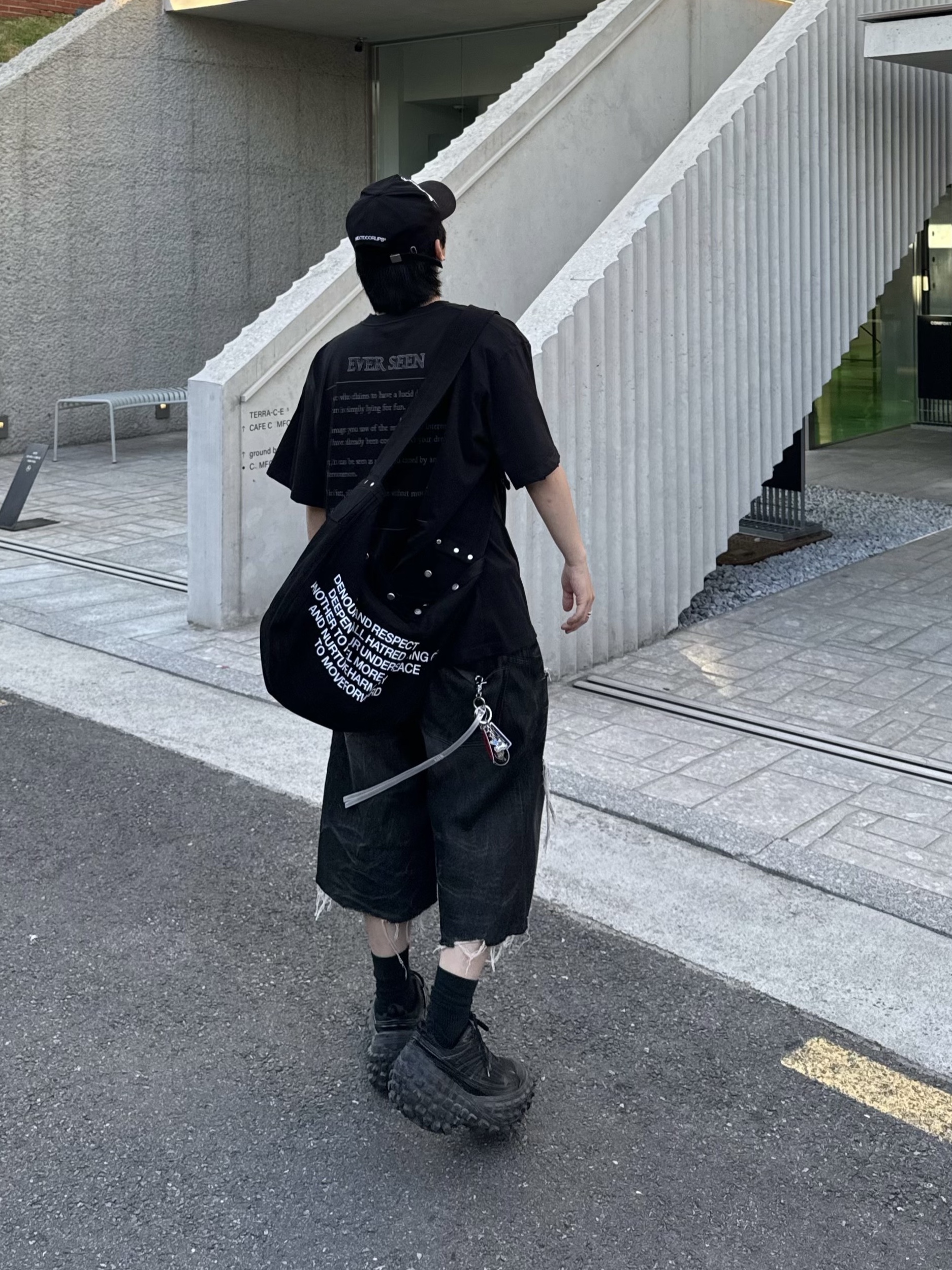 OMO Believe Or Not T-Shirt - Missing E, [KREAM 단독] OMO Distressed Denim Shorts Black 착용 스타일 - 5