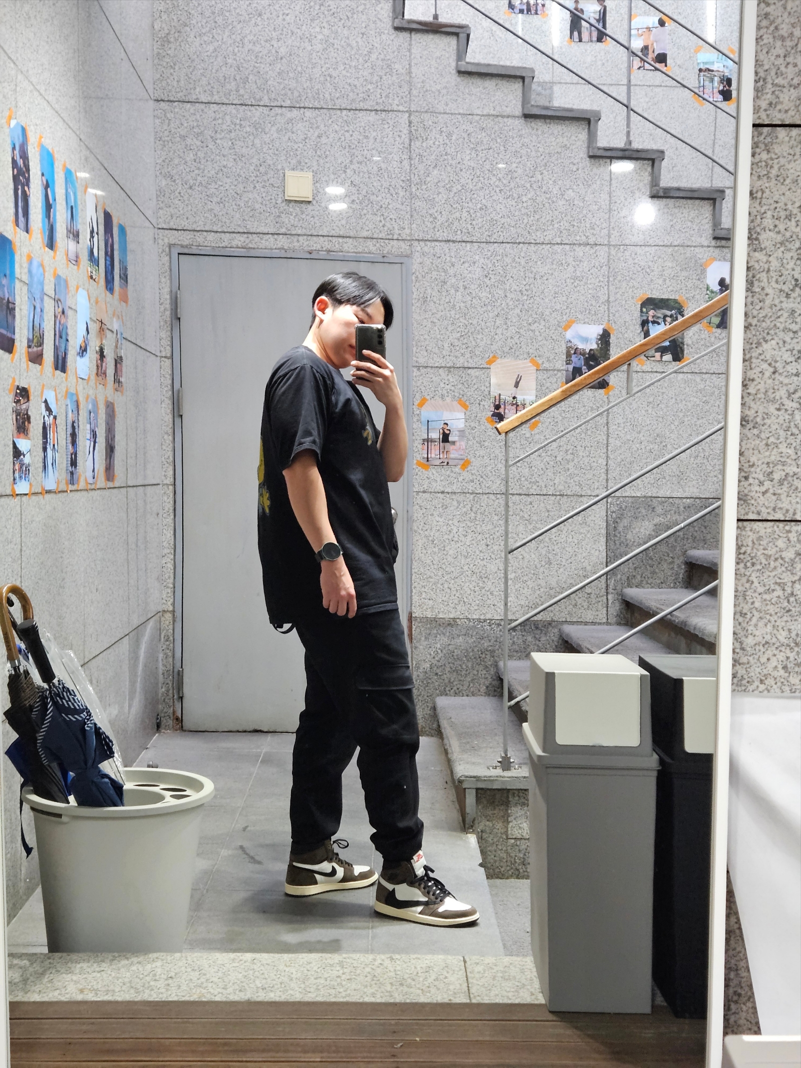 Jordan 1 x Travis Scott Retro High OG SP Mocha, Stussy Dollie Pigment Dyed T-Shirt Black 착용 스타일