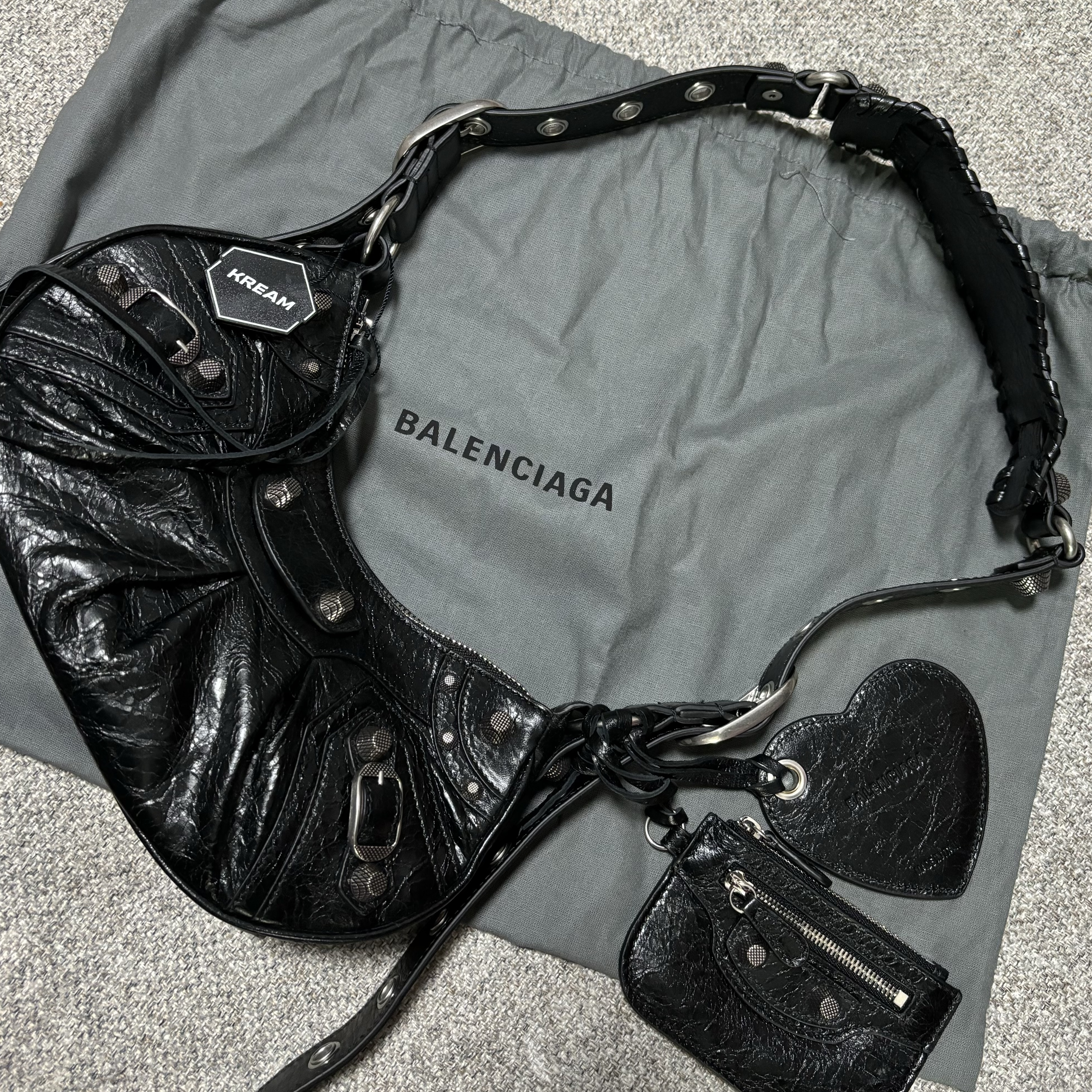 Balenciaga Arena Lambskin Le Cagole XS Shoulder Bag Black 착용 스타일 - 2