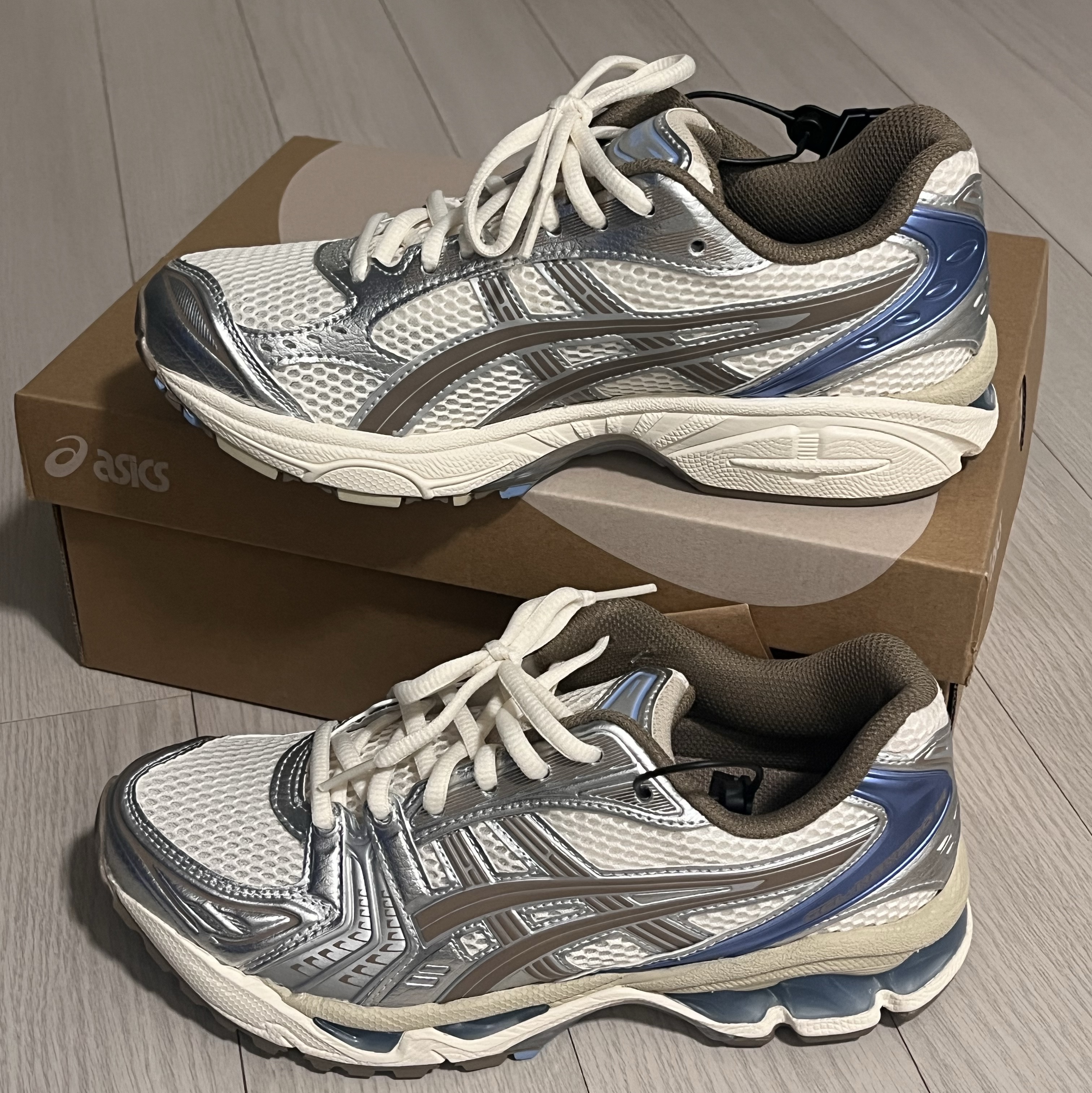 (W) Asics Gel-Kayano 14 Cream Pepper 착용 스타일 - 2