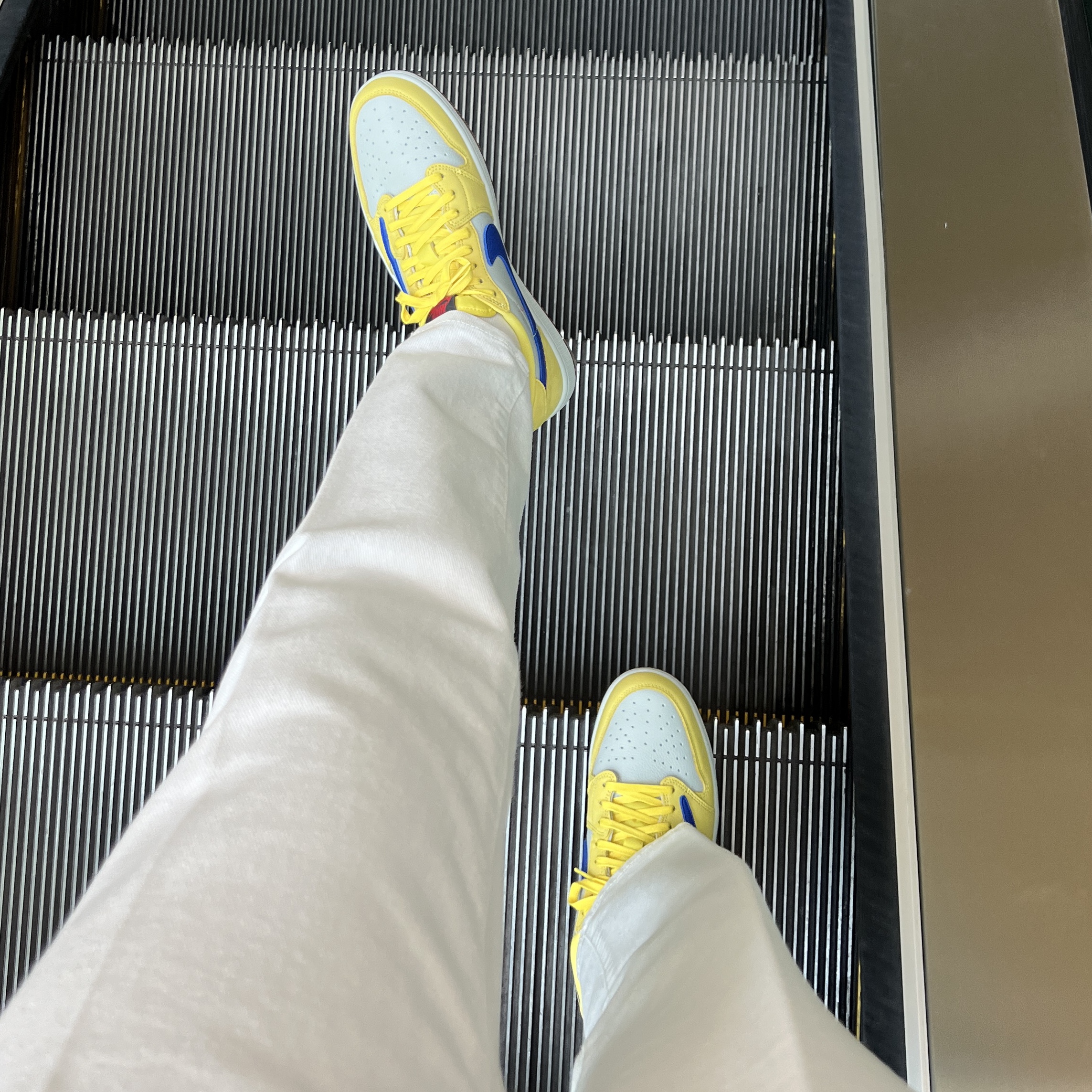 (W) Jordan 1 x Travis Scott Retro Low OG SP Canary 착용 스타일 - 2