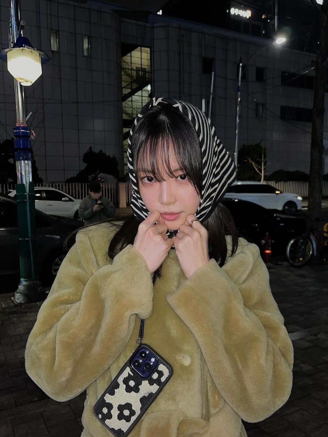(W) Prada Printed Silk Twill Scarf White Platinum, (W) Burberry Monogram Striped Square Scarf Bridle Brown 착용 스타일 - 3