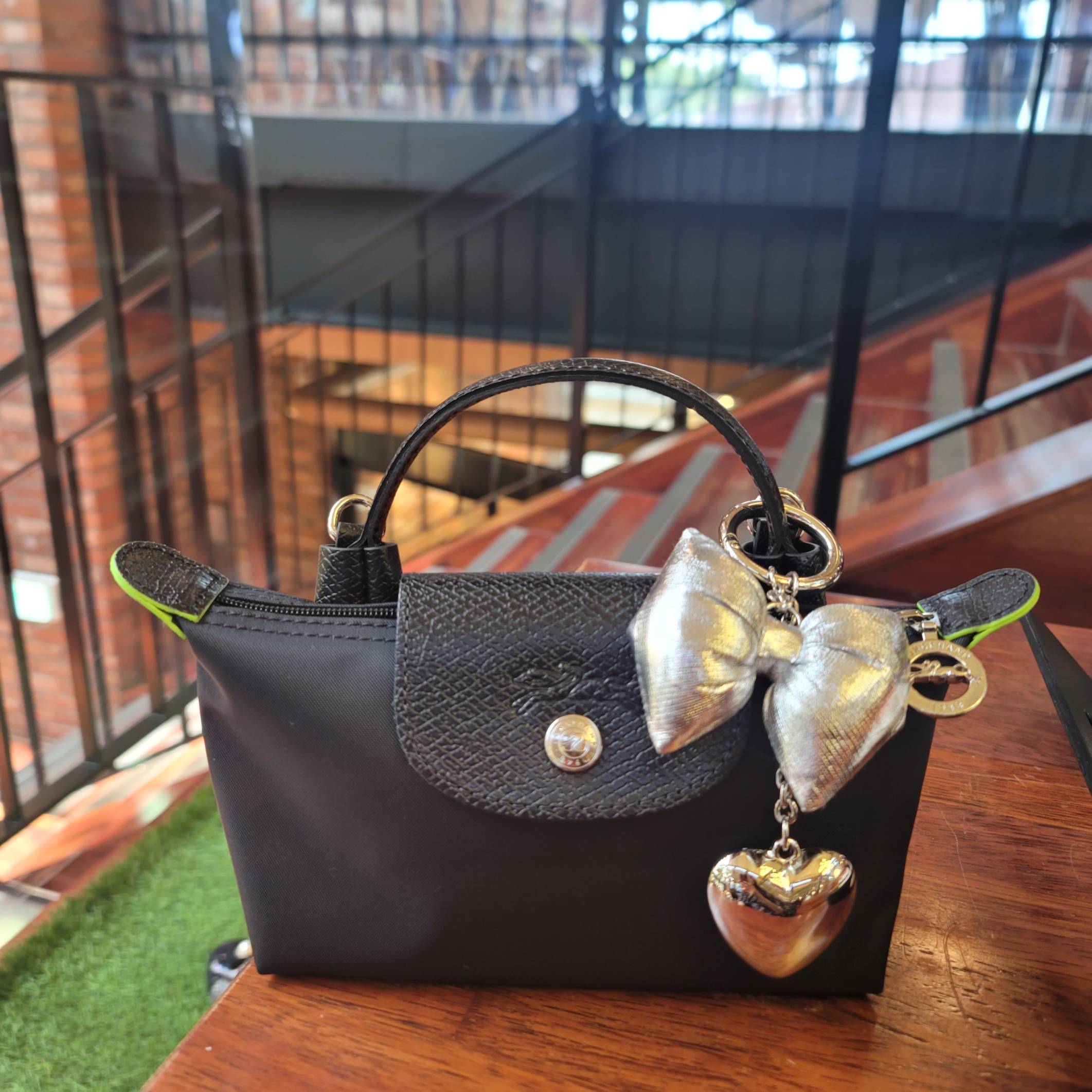 Longchamp Le Pliage Green Handle Pouch Black 착용 스타일