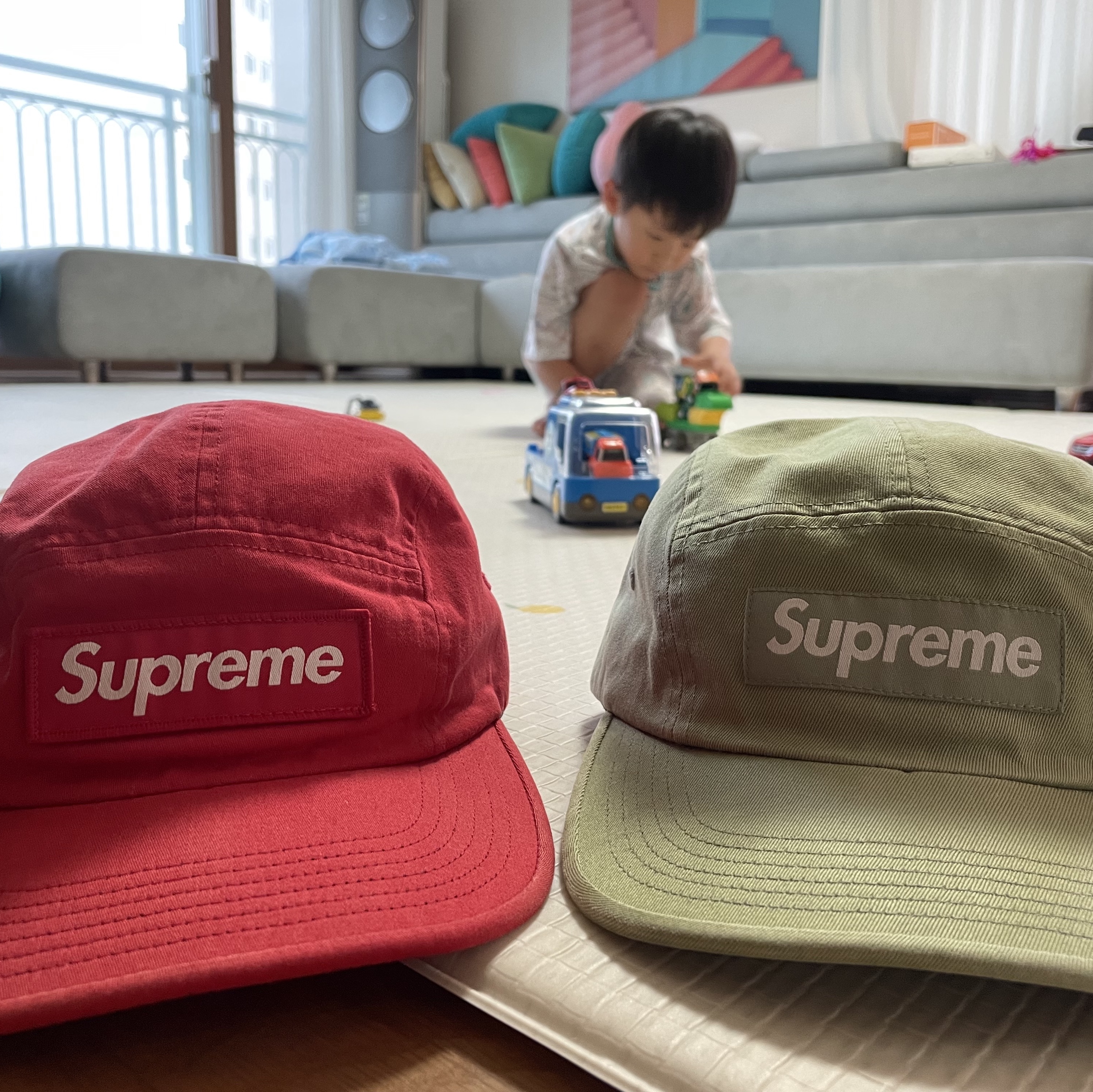 Supreme Washed Chino Twill Camp Cap Light Olive - 24SS, Supreme Stitch Jacquard Camp Cap Red - 22SS 착용 스타일 - 3