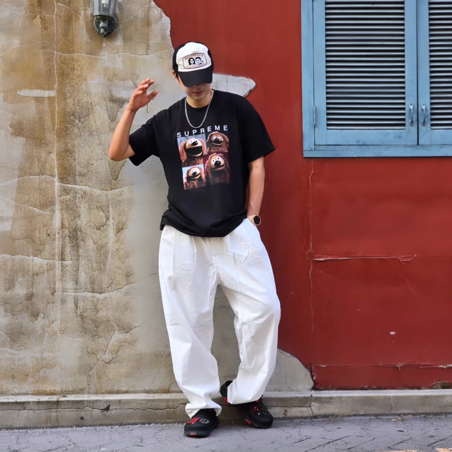 Supreme Rowlf T-Shirt Black - 24SS, Crocs x Staple Classic All Terrain Clog Black 착용 스타일 - 2