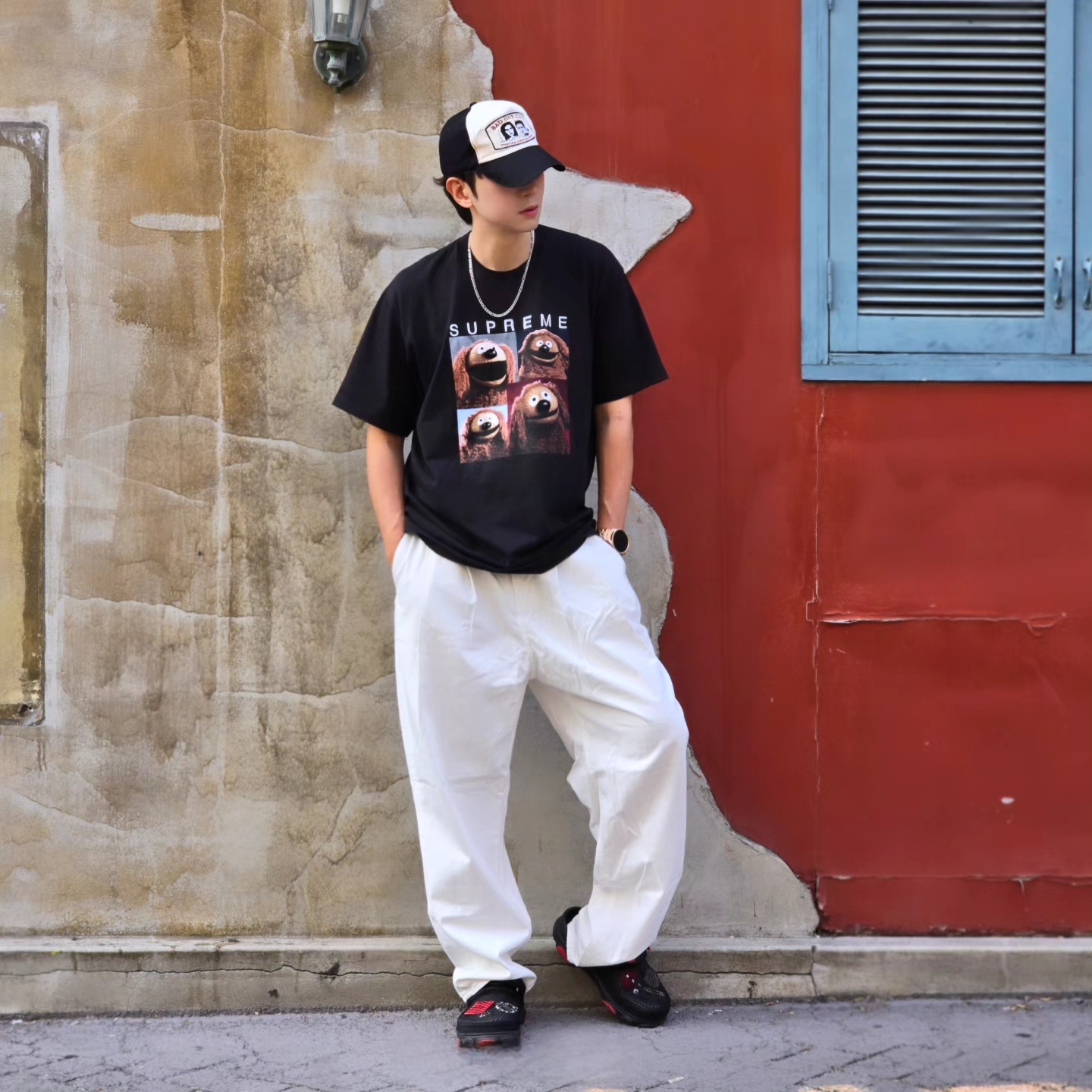 Supreme Rowlf T-Shirt Black - 24SS, Crocs x Staple Classic All Terrain Clog Black 착용 스타일 - 1