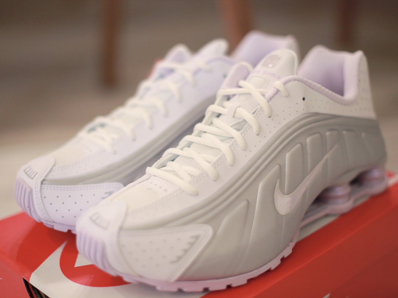 (W) Nike Shox R4 White and Metallic Platinum 착용 스타일 - 2