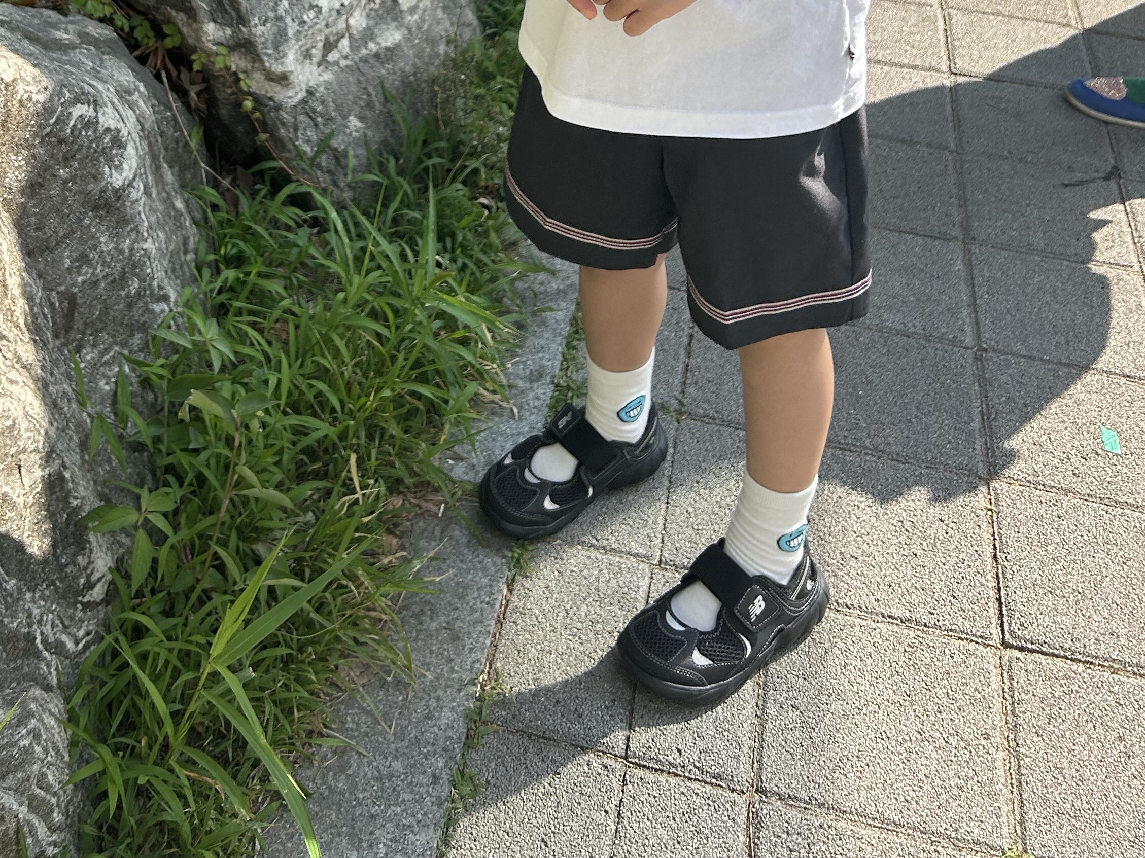 (Kids) New Balance Freedle 920 Sandal Black 착용 스타일