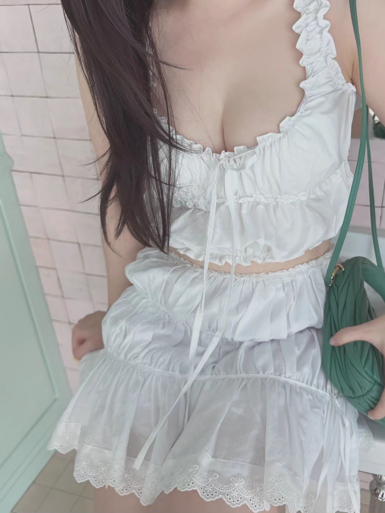 미우 미우 원더 마테라쎄 나파 레더 미니 호보백 세이지 그린 착용 스타일 - 3