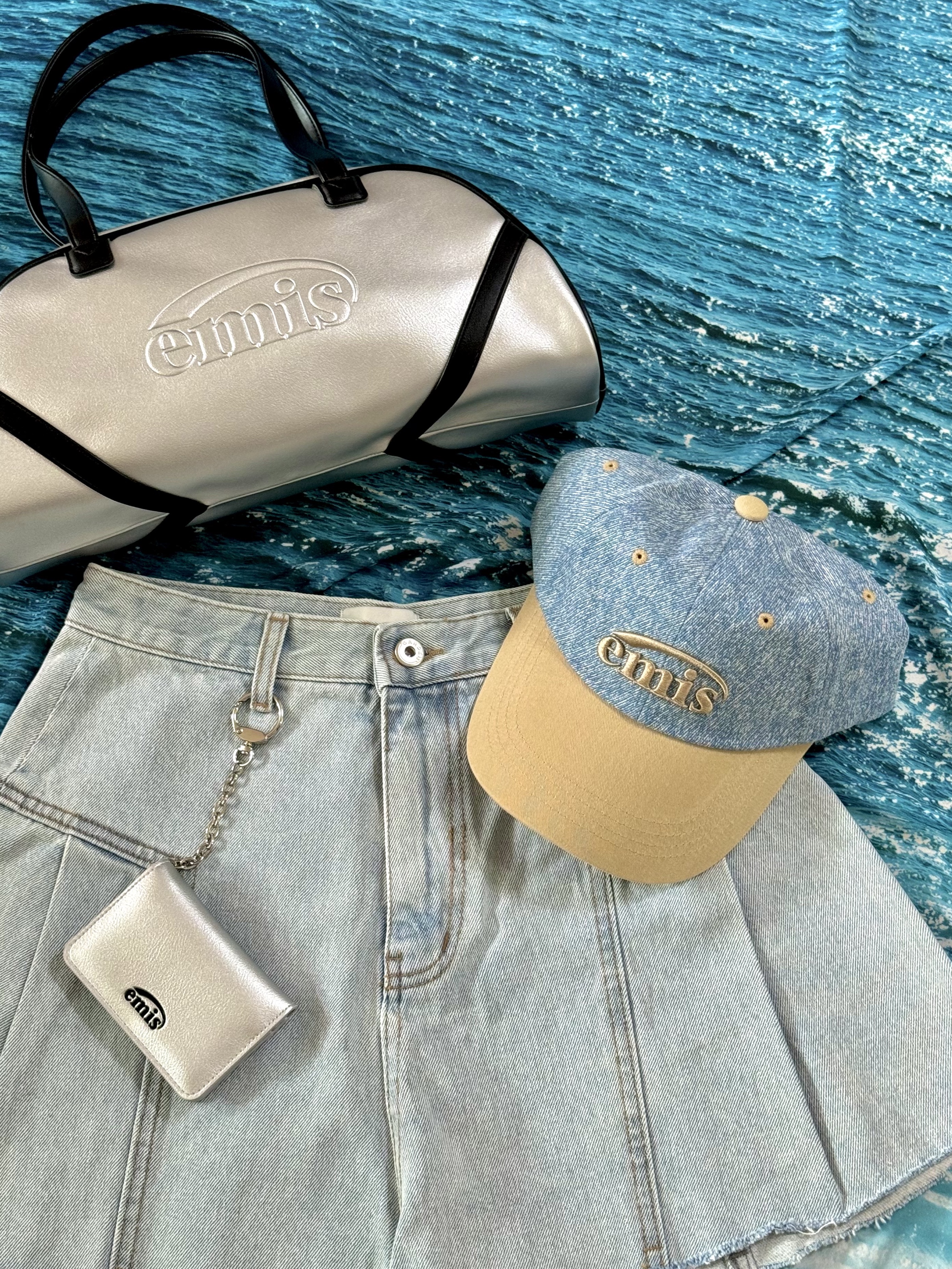 Emis New Logo Denim Ball Cap Light Blue Denim Beige, Emis Wide Vintage Tote Bag Silver 착용 스타일 - 2