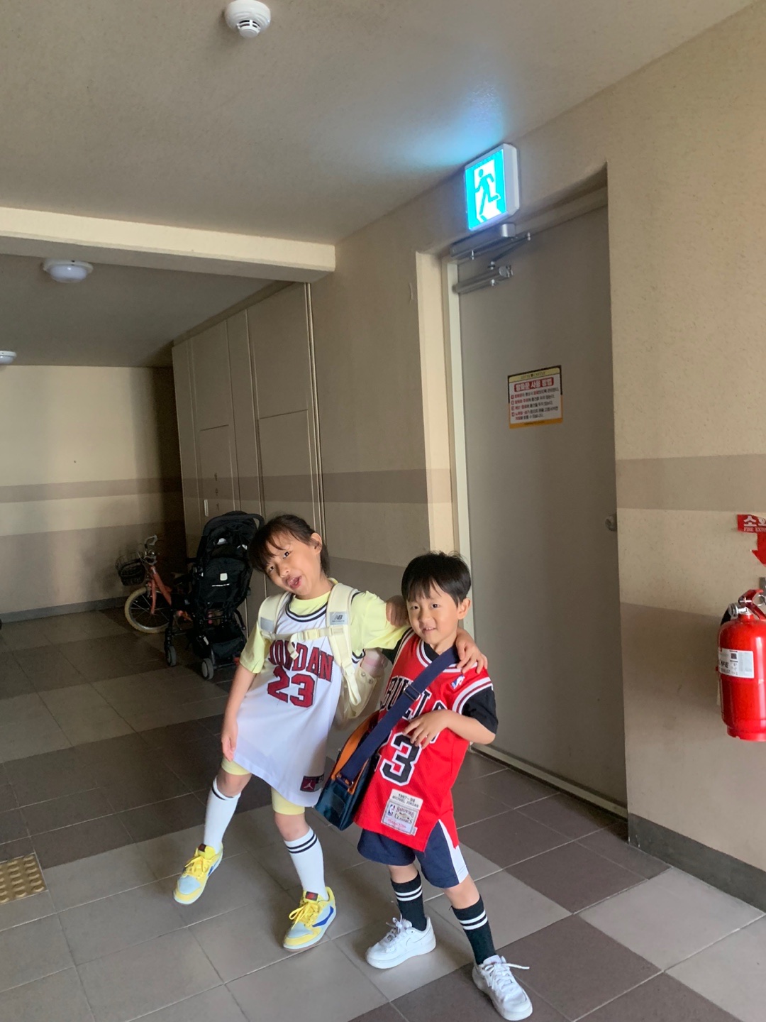 (GS) Nike Air Force 1 Low White, (PS) Jordan 1 x Travis Scott Retro Low OG SP Canary 착용 스타일 - 2
