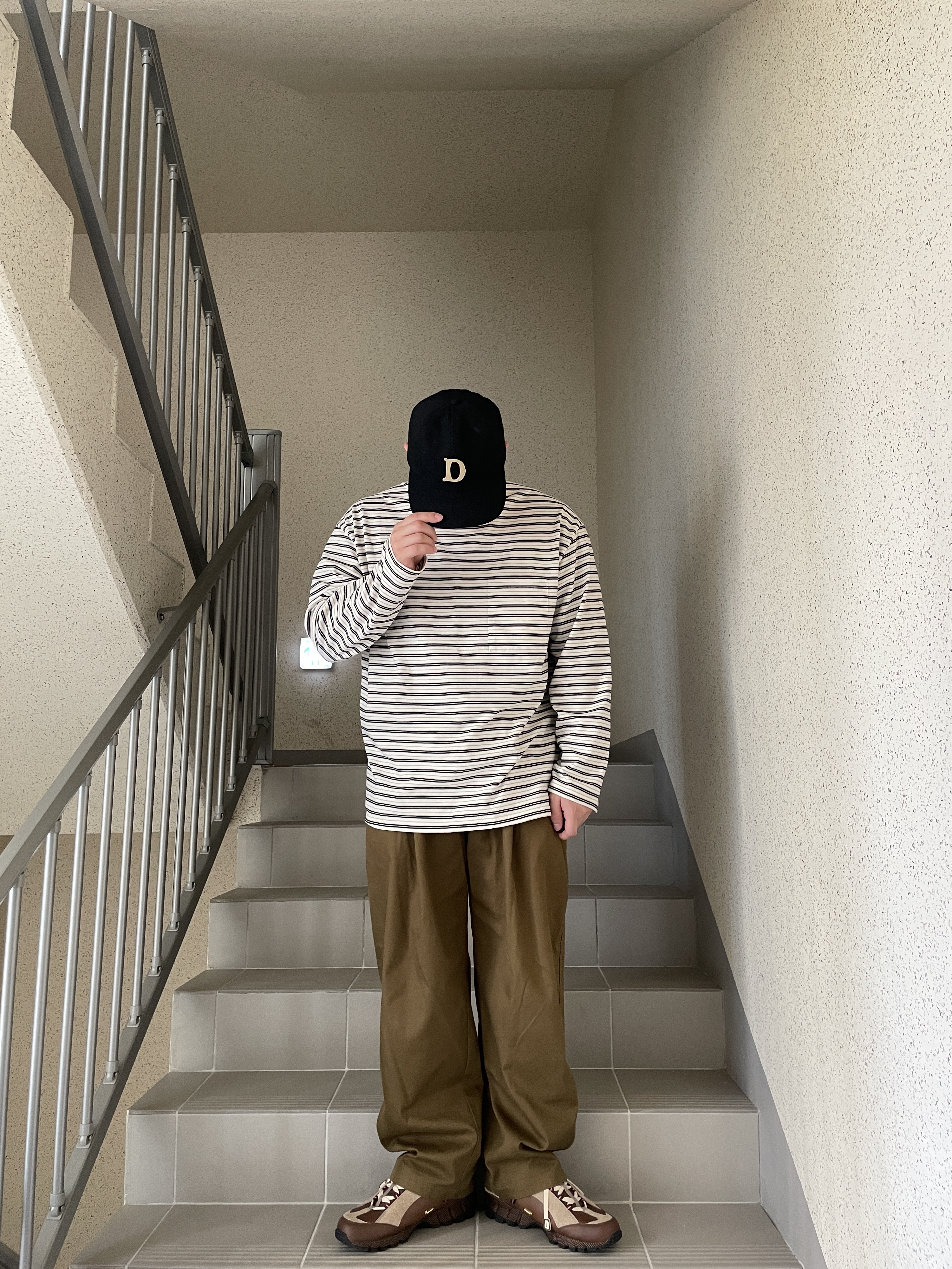 Nike x Jacquemus Air Humara LX Ale Brown and Gold 착용 스타일 - 3