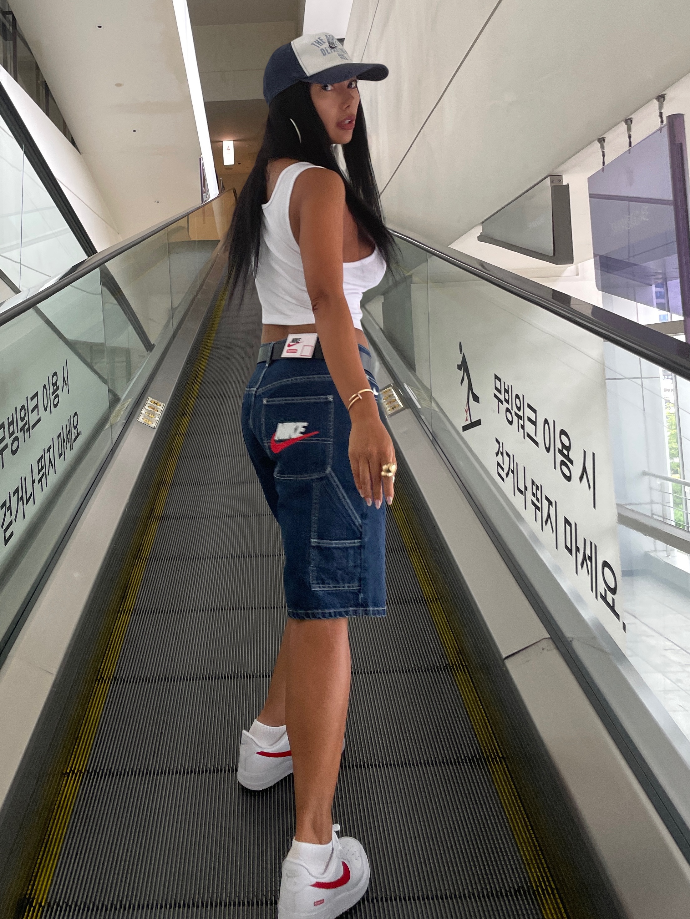 Supreme x Nike Denim Short Indigo - 24SS, Nike x Supreme Air Force 1 Low White Speed Red - Shanghai Store Exclusive 착용 스타일 - 1