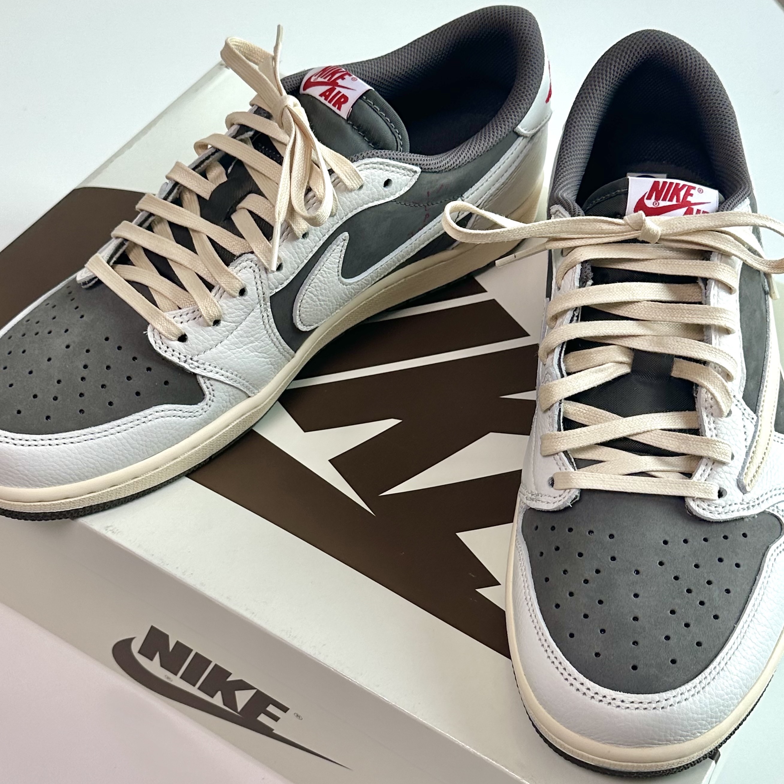 Jordan 1 x Travis Scott Retro Low OG SP Sail and Ridgerock 착용 스타일