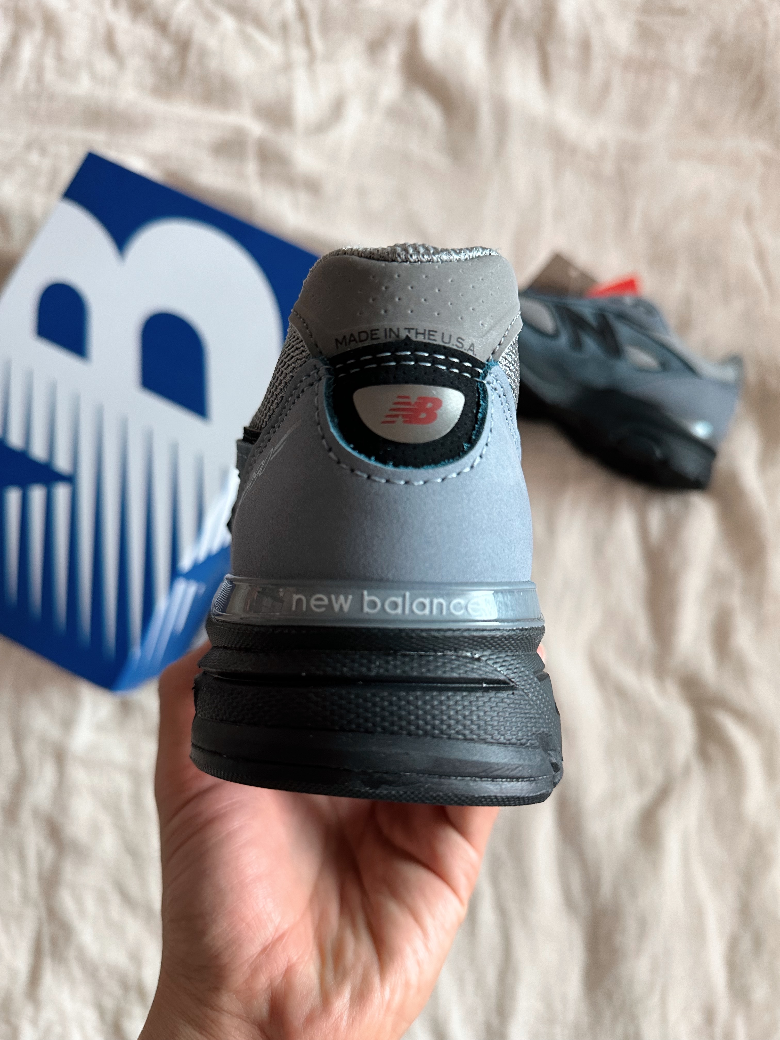 New Balance 990v4 Made in USA Arctic Grey 착용 스타일 - 4