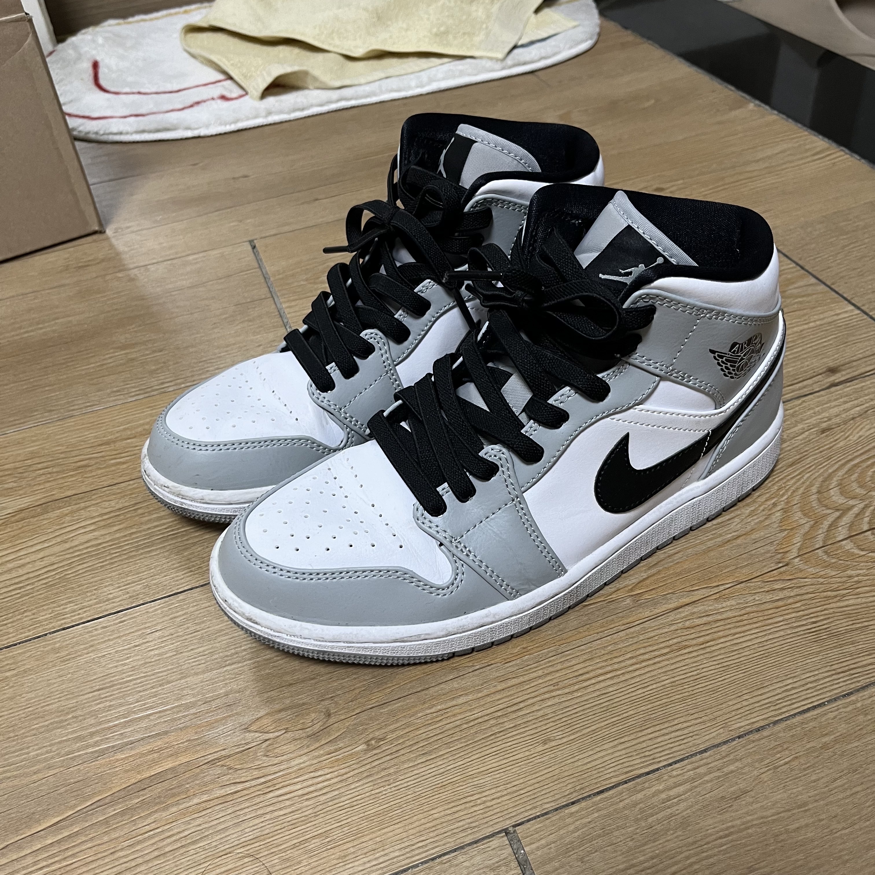 Jordan 1 Mid Light Smoke Grey 착용 스타일