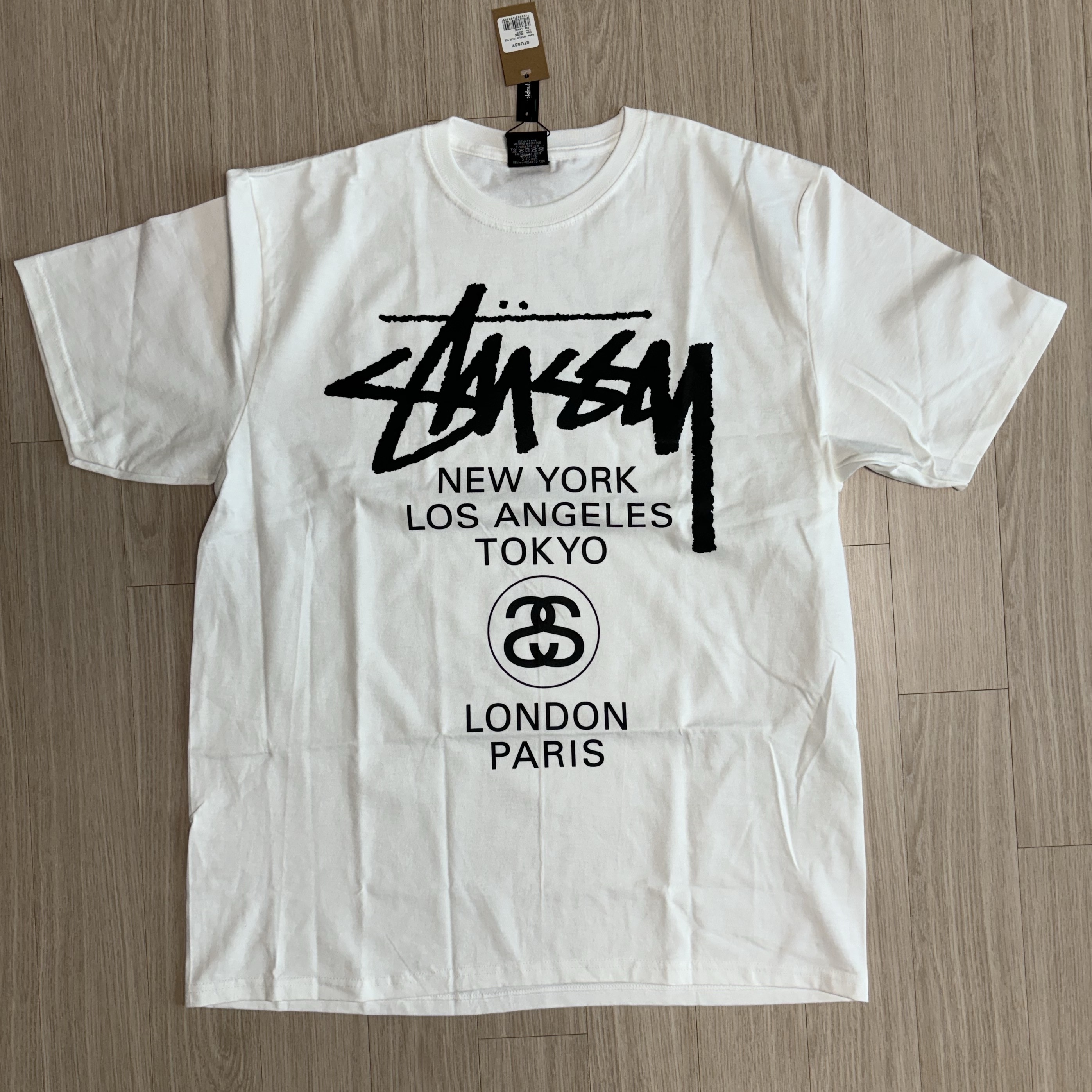 Stussy World Tour T-Shirt White 2024,2025 착용 스타일 - 1