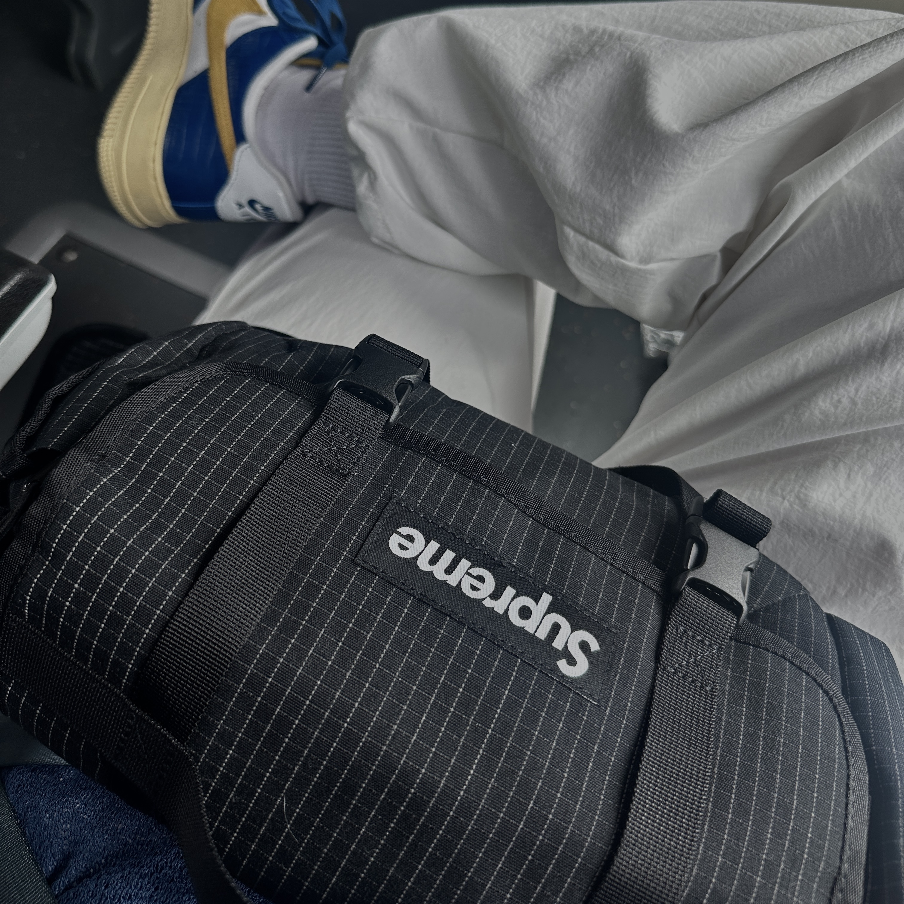 Supreme Mini Duffle Bag Black - 24SS, Nike x Undefeated Air Force 1 Low SP 5 On It Court Blue 착용 스타일 - 6