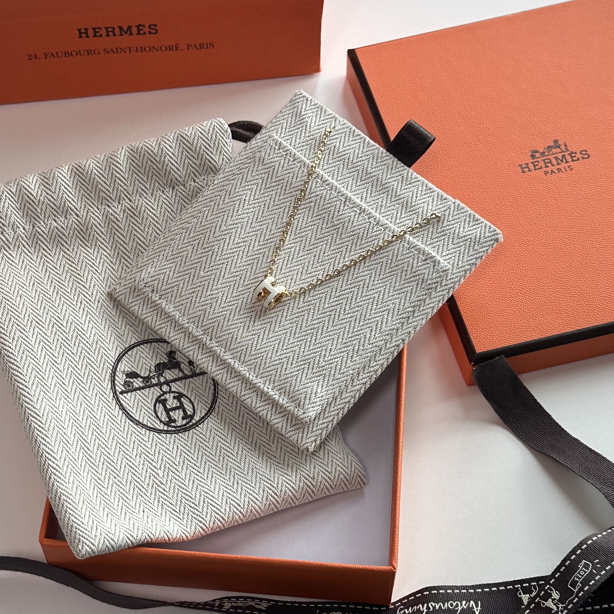 (W) Hermes Mini Pop H Pendant Gold & Blanc 착용 스타일 - 1