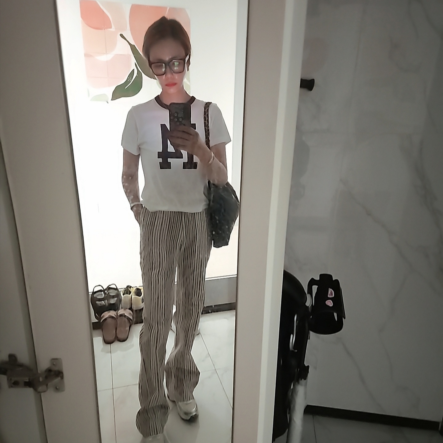 (W) Chanel Sneakers Fabric Laminated & White Silver, Chanel 22 Small Handbag Shiny Calfskin & Gold Black 착용 스타일 - 3