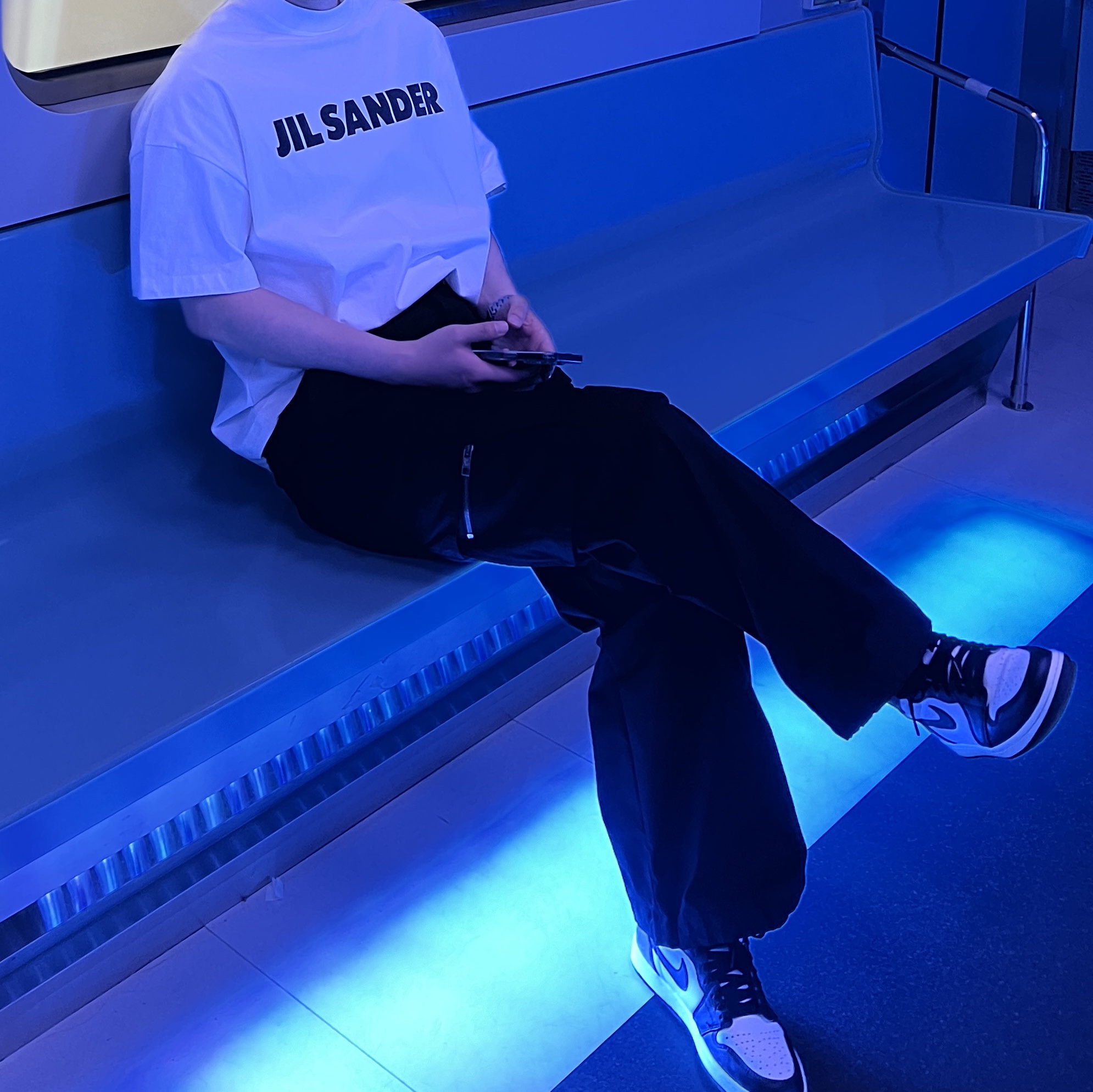 Jordan 1 Retro High OG Black Mocha, Jil Sander Logo T-Shirt Natural 착용 스타일