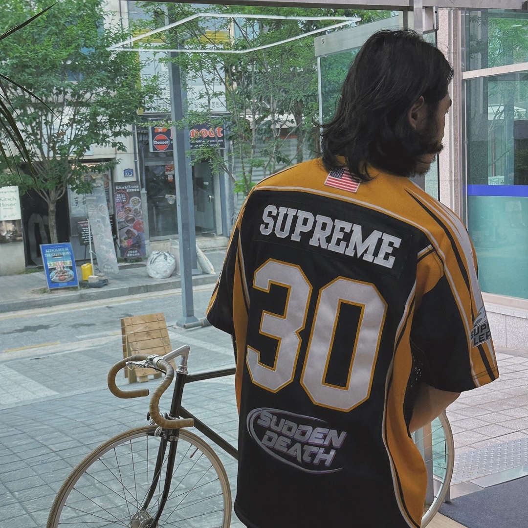 Supreme Sudden Death Football Jersey Black - 24SS, Supreme Cargo Short Black - 24SS 착용 스타일 - 2