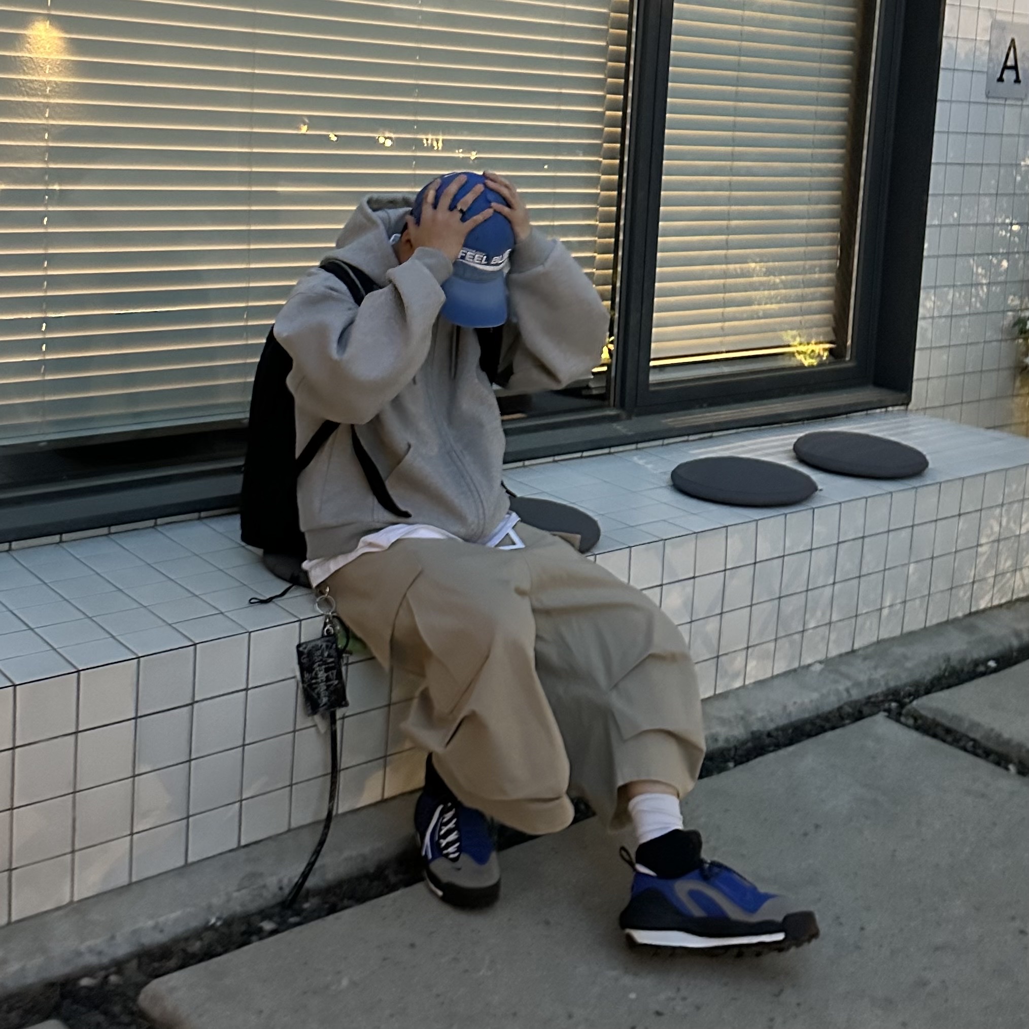 Nonnod Side Cargo Shorts Beige, Nonnod Scuba Zip Hoodie Grey 착용 스타일 - 4
