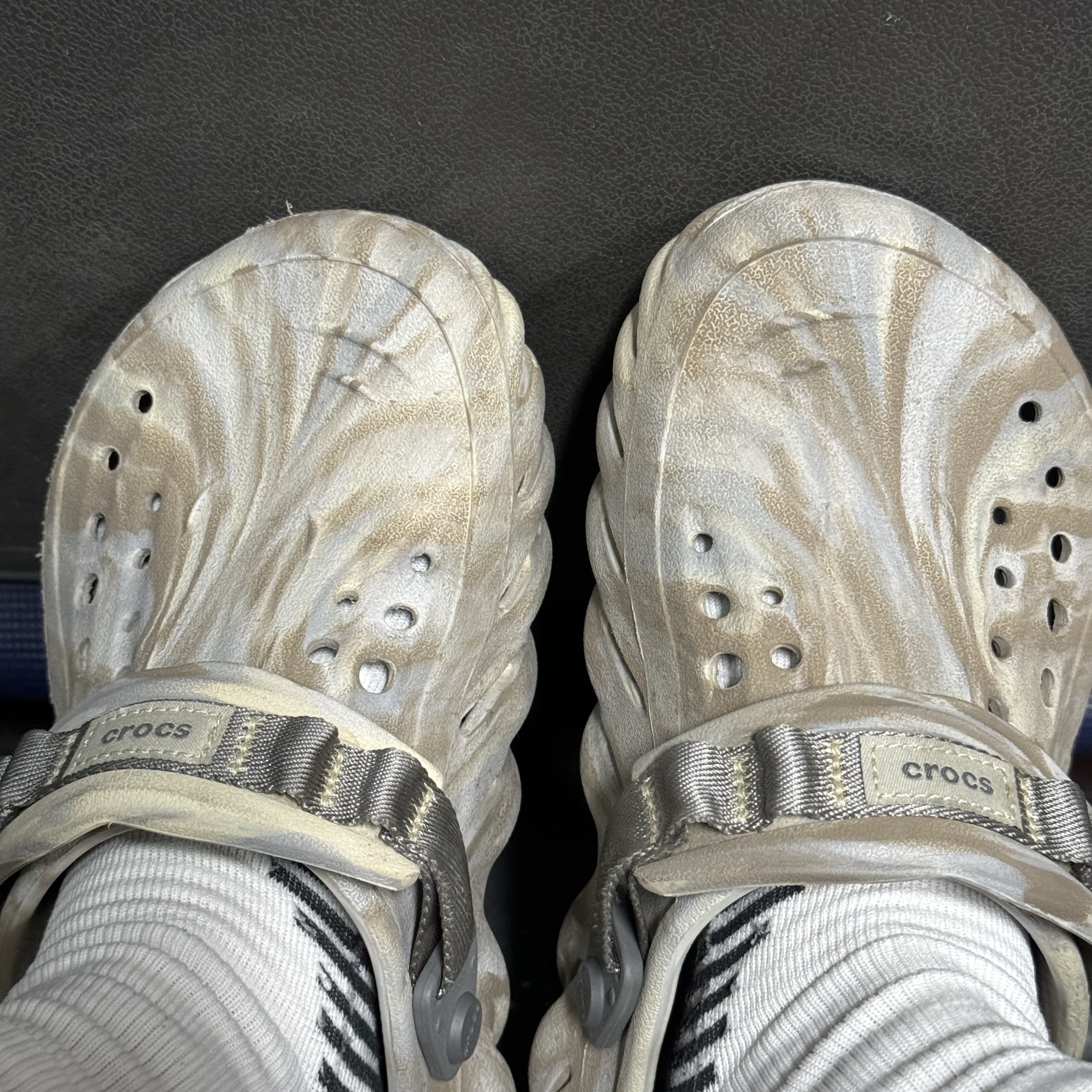 Crocs Echo Marbled Clog Bone Multi 착용 스타일
