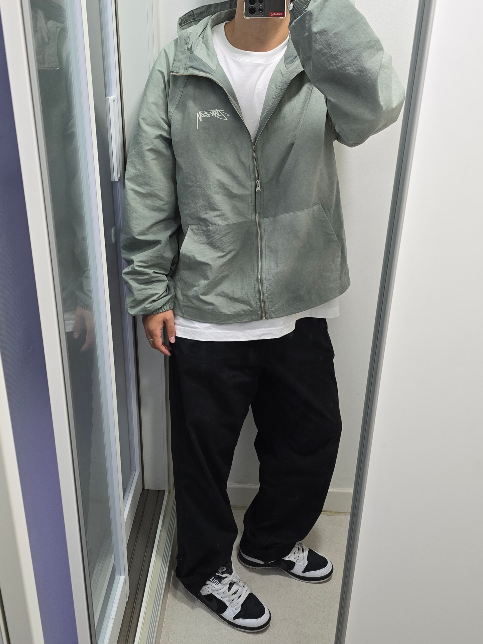 Stussy Wave Dye Beach Shell Jacket Sage, Kith x TAG Heuer Kith Badge Pocket T-Shirt White 착용 스타일 - 1