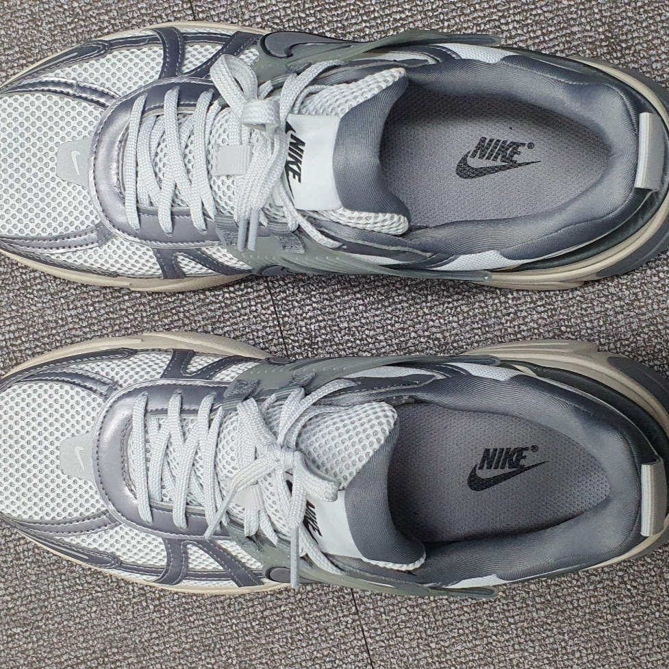 Nike V2K Run Pure Platinum Wolf Grey 착용 스타일