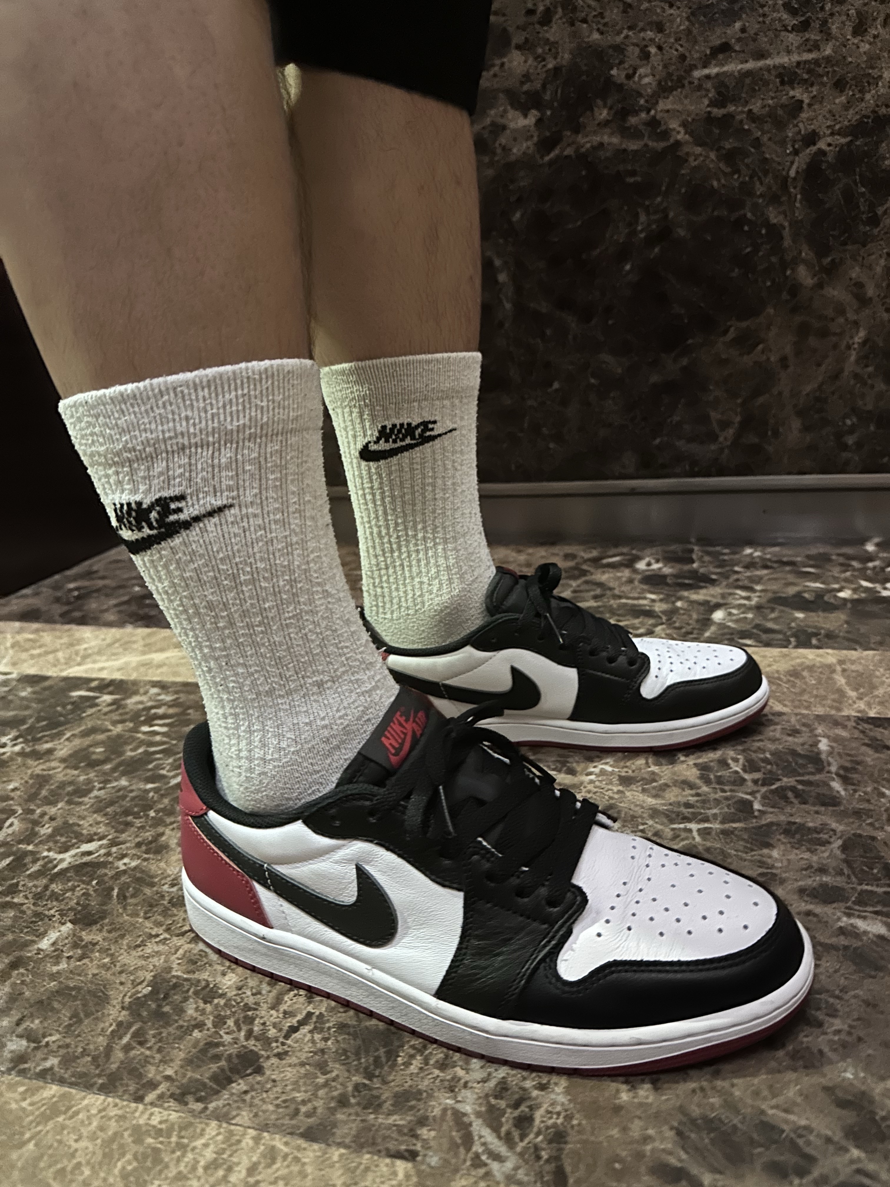 Jordan 1 Retro Low OG Black Toe, Stussy Suits T-Shirt White 착용 스타일 - 3