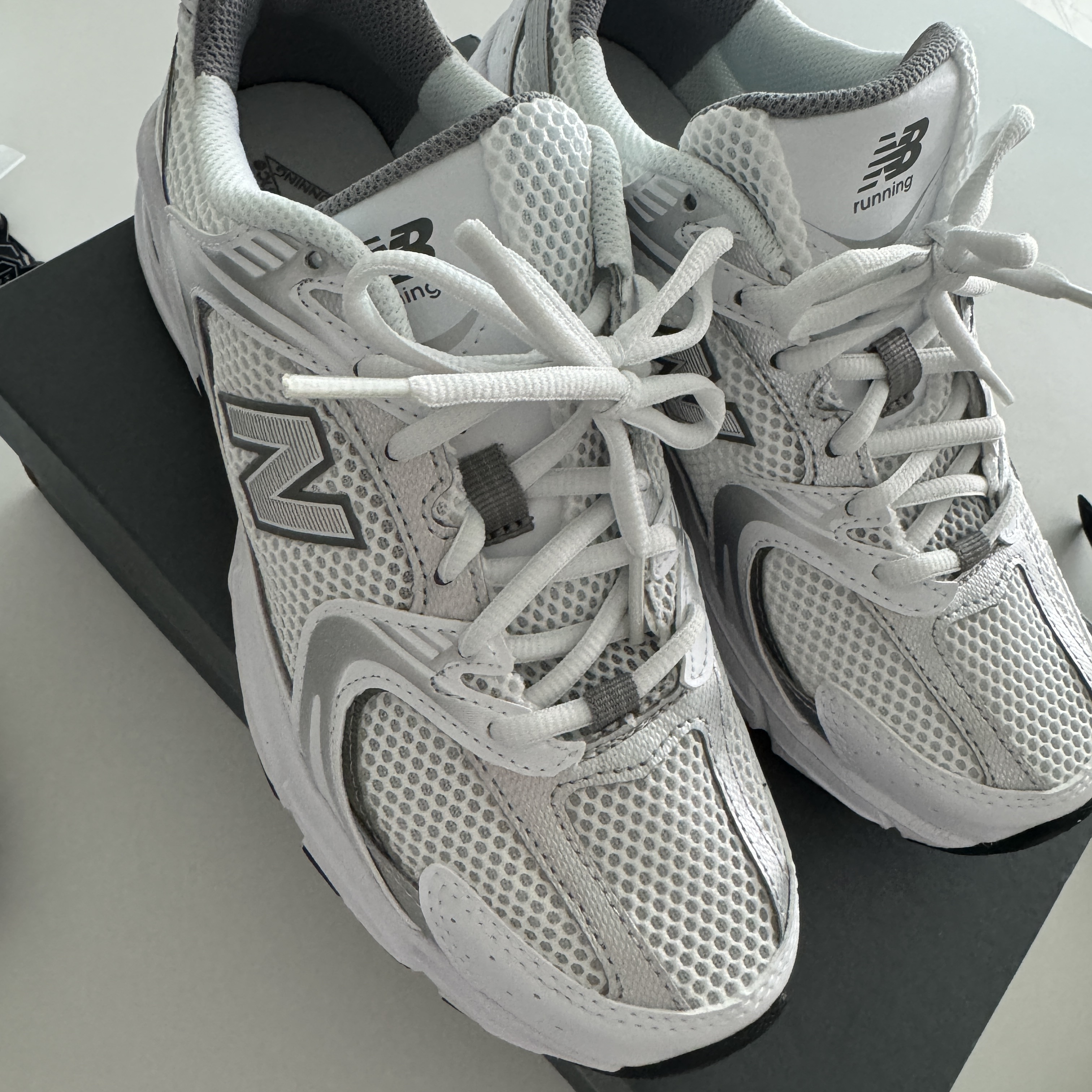 New Balance 530 White Silver 착용 스타일