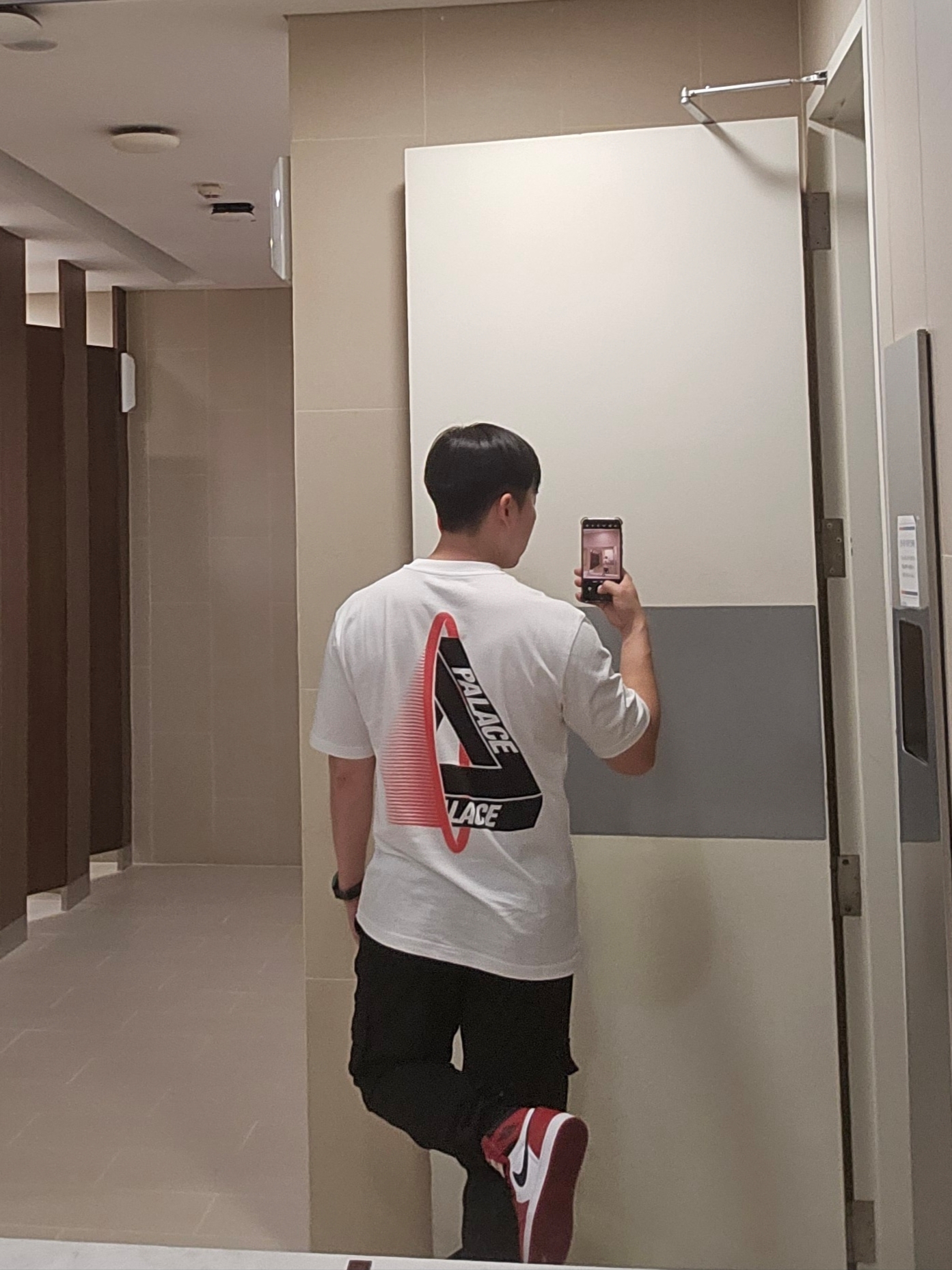 Palace Tri-Void T-Shirt White - 23FW, Jordan 1.5 Retro Chicago 2015 착용 스타일
